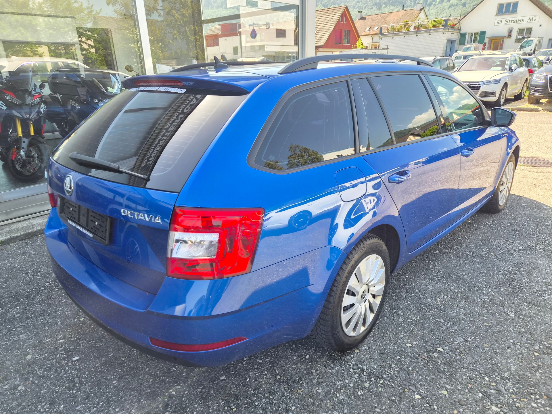 SKODA Octavia Combi 2.0 TDI Ambition DSG-image-5