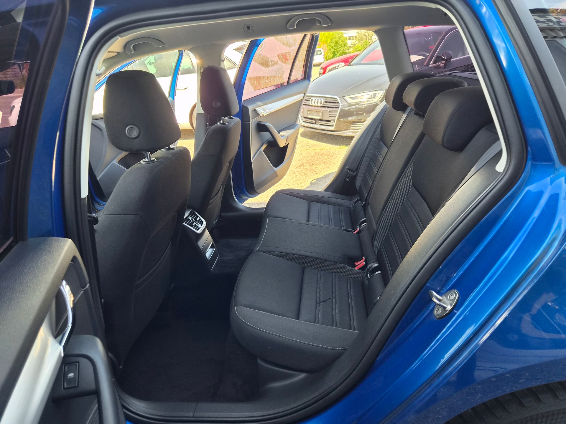 SKODA Octavia Combi 2.0 TDI Ambition DSG-image-8