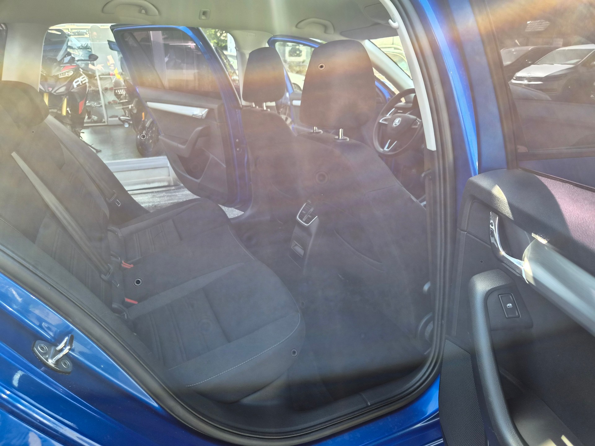 SKODA Octavia Combi 2.0 TDI Ambition DSG-image-10