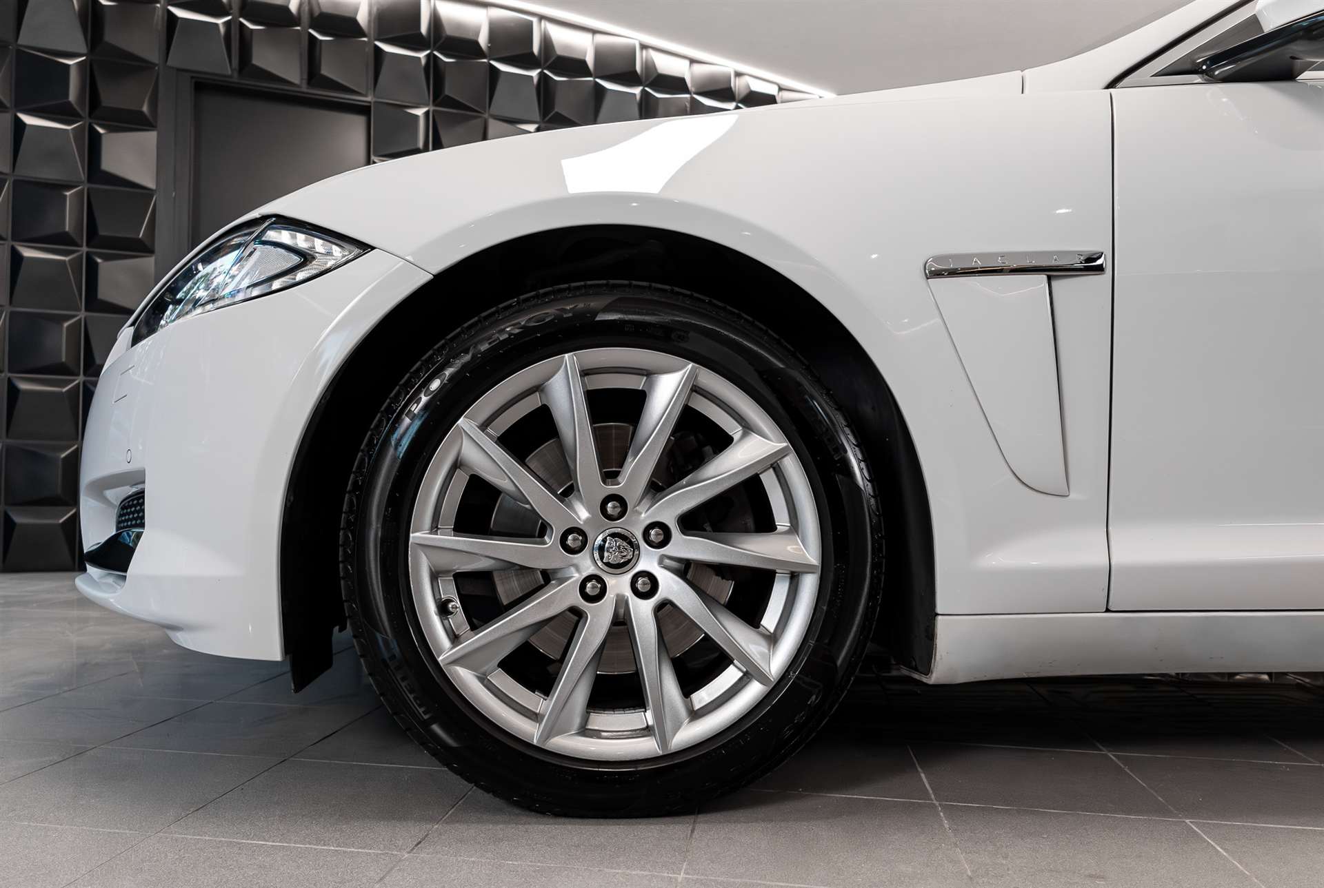 JAGUAR XF 2.2 D Luxury-image-25