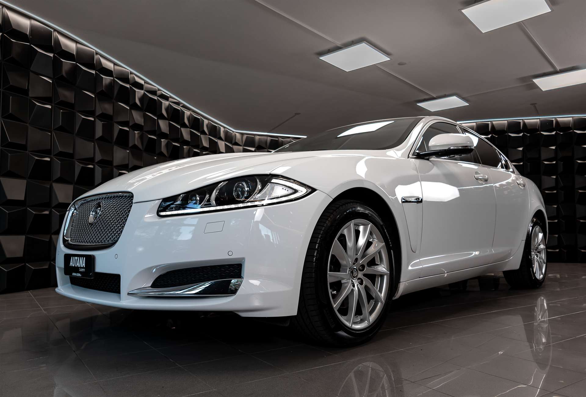 JAGUAR XF 2.2 D Luxury-image-24