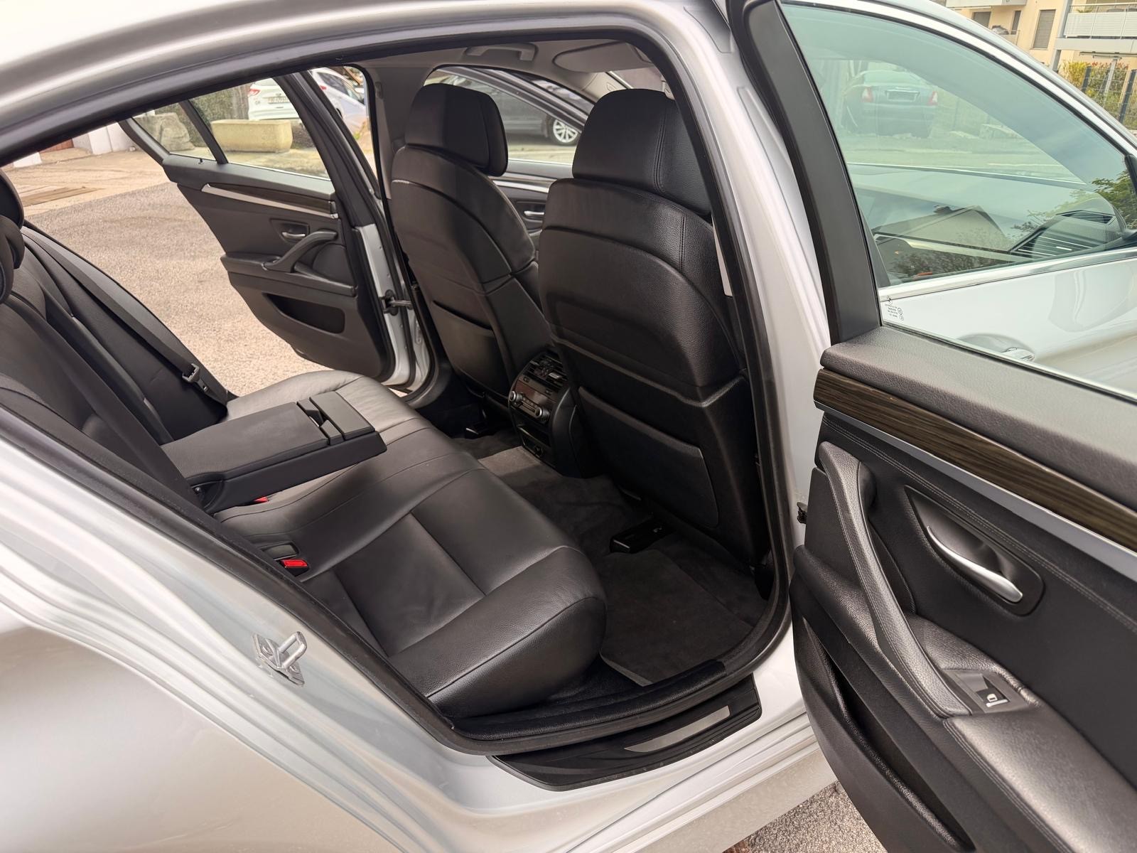 BMW 550i xDrive Steptronic-image-10