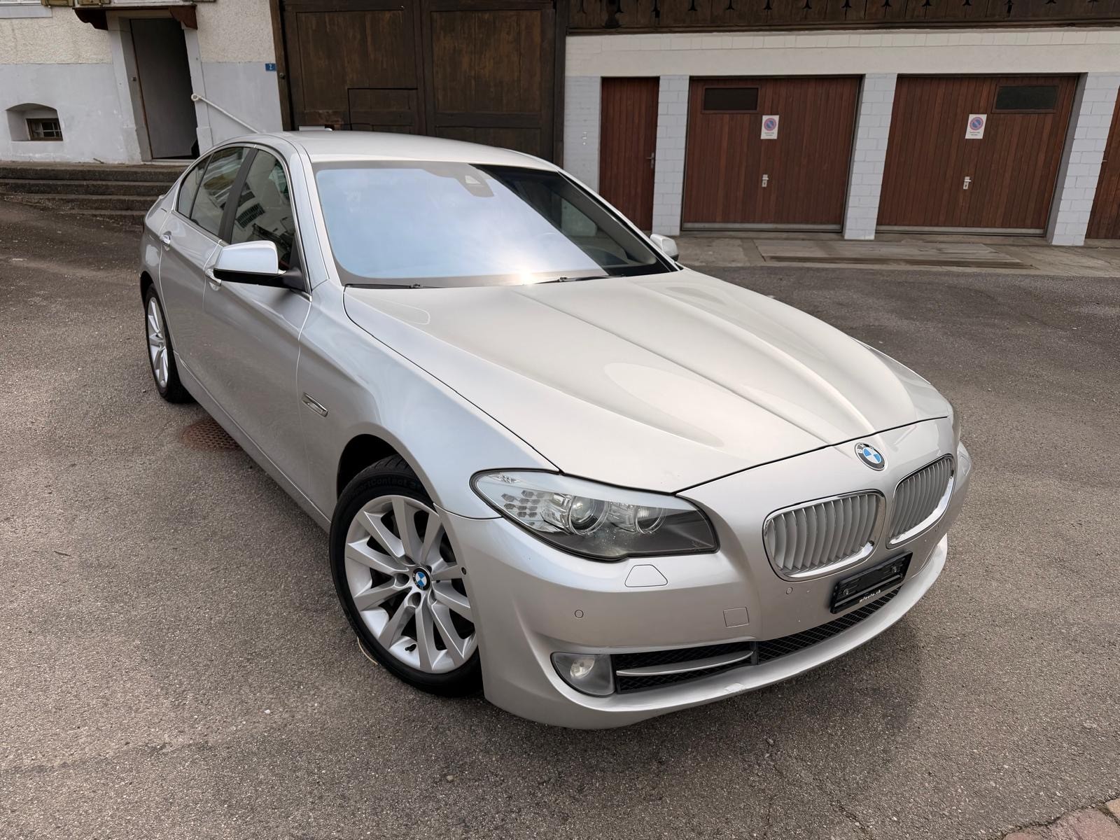 BMW 550i xDrive Steptronic-image-1