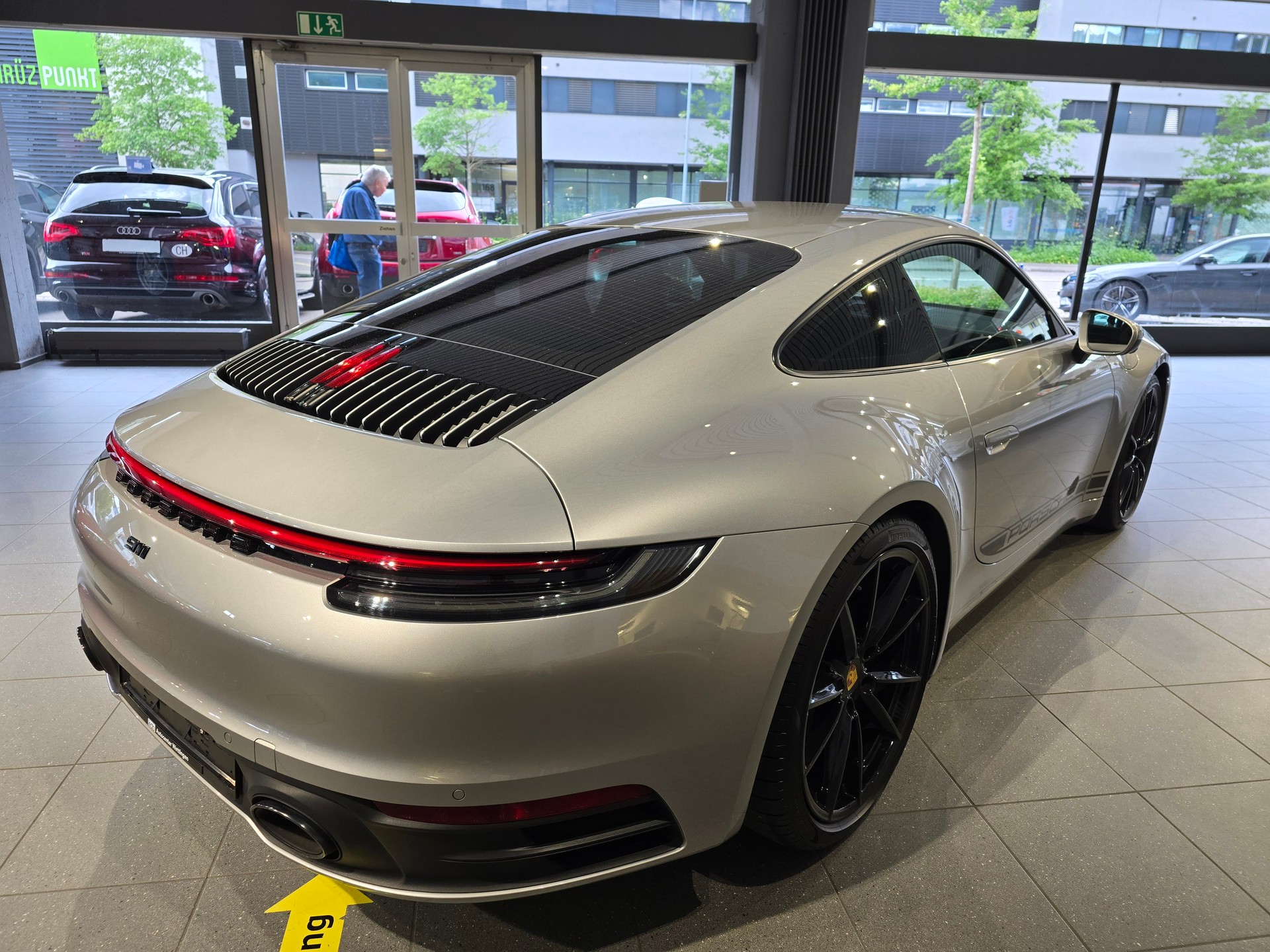 PORSCHE 911 Carrera 4S-image-8