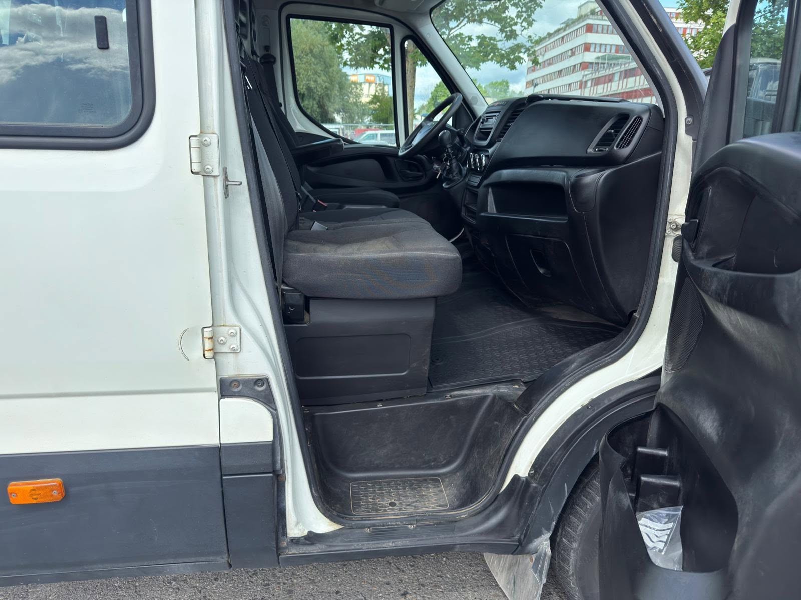 IVECO 35 S 15 D 7 Plätze-image-10