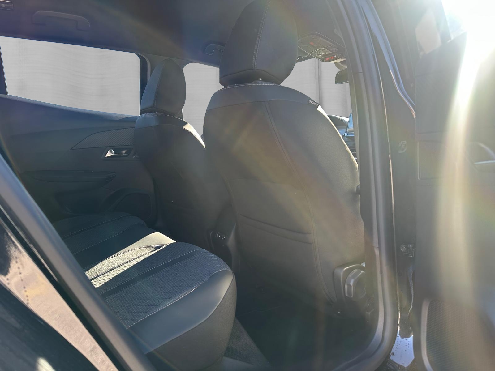 PEUGEOT 2008 1.2 145 MHEV Allure Premium-image-12