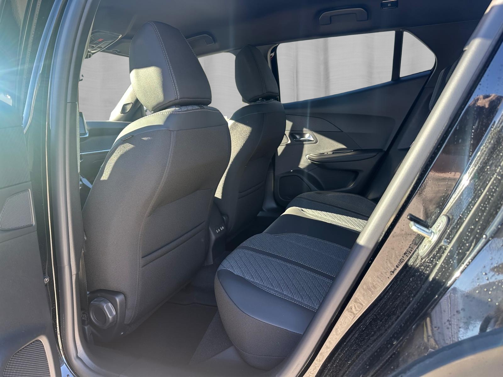 PEUGEOT 2008 1.2 145 MHEV Allure Premium-image-11