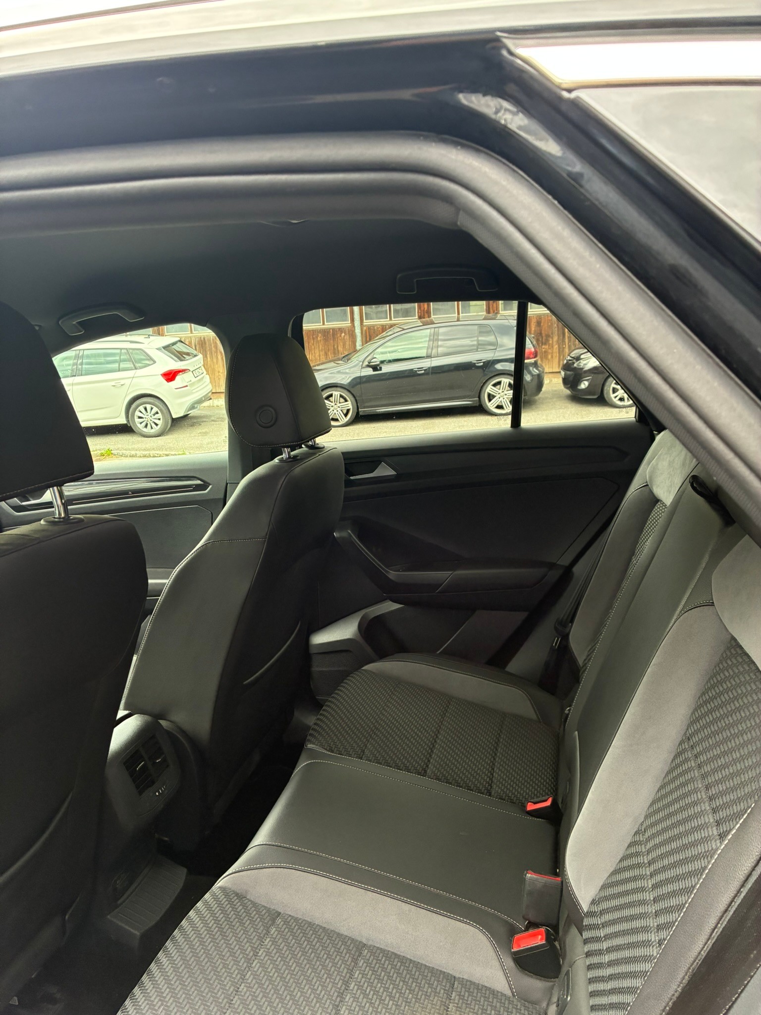 VW T-Roc R-Line-image-8