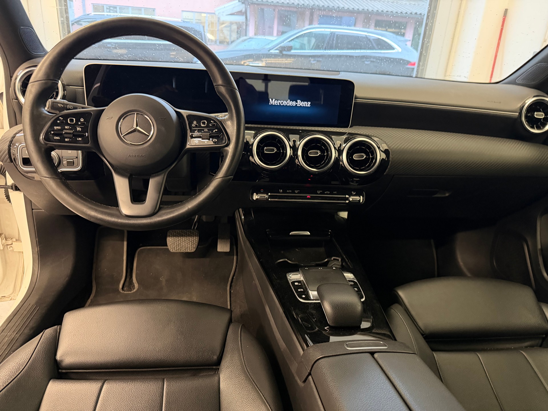 MERCEDES-BENZ A 200 Style 7G-DCT-image-4