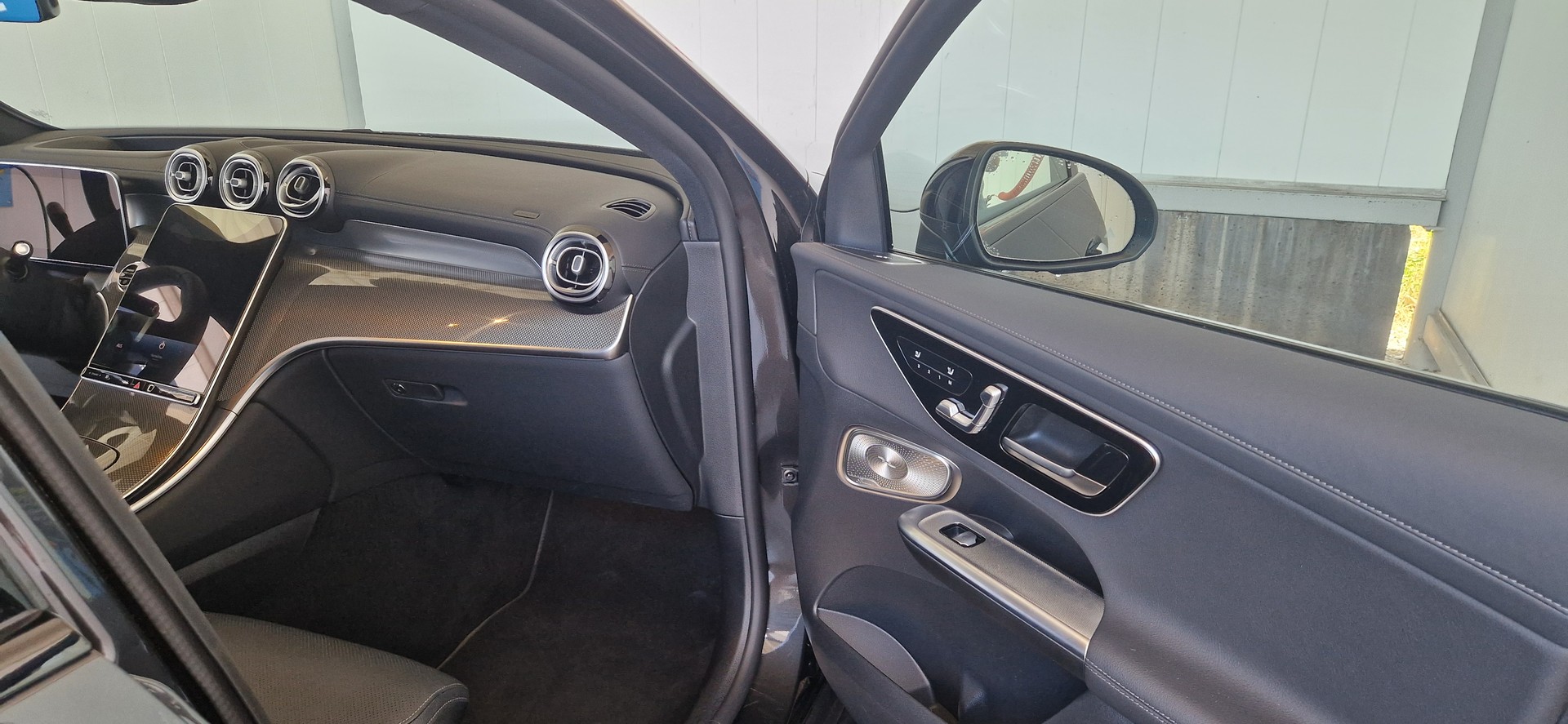 MERCEDES-BENZ GLC 300 AMG Line 4matic-image-4