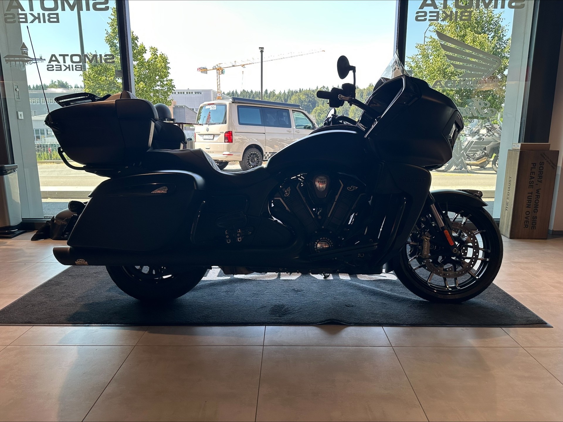 INDIAN Pursuit Dark Horse-showroom-element-1