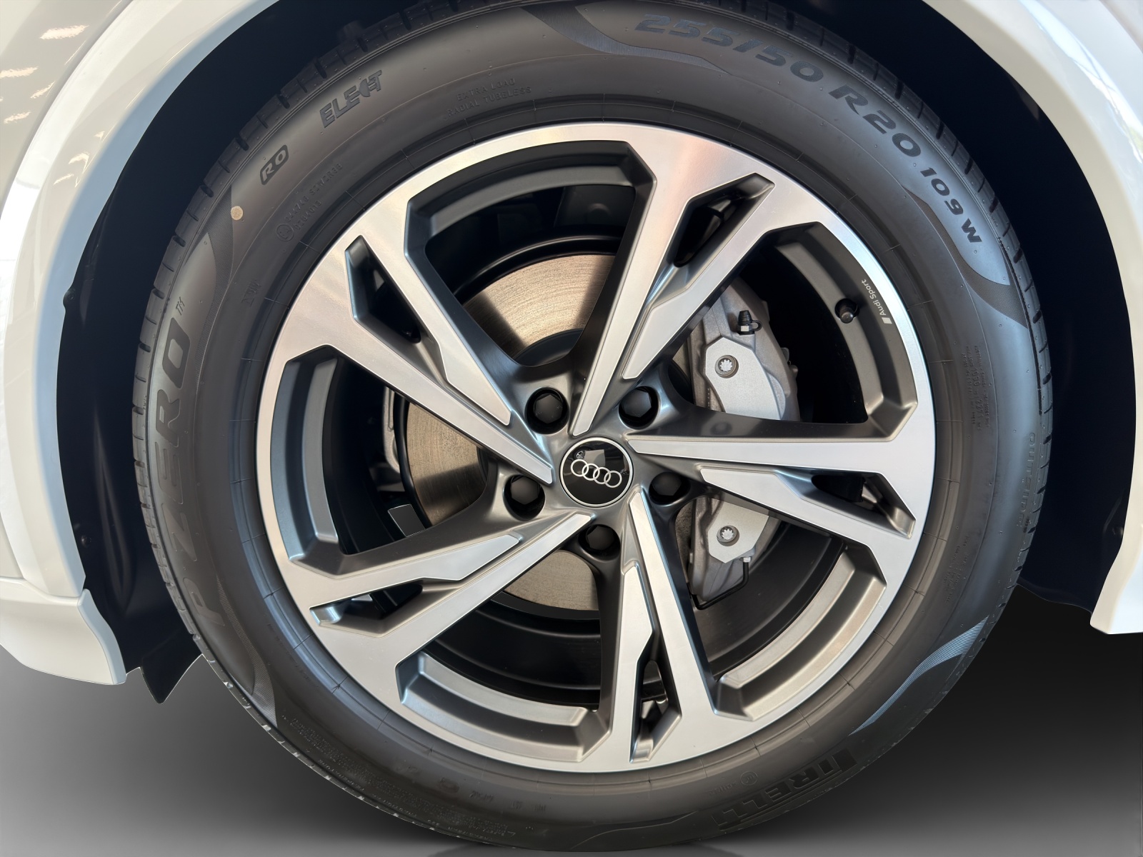 AUDI Q6 e-tron quattro-image-15