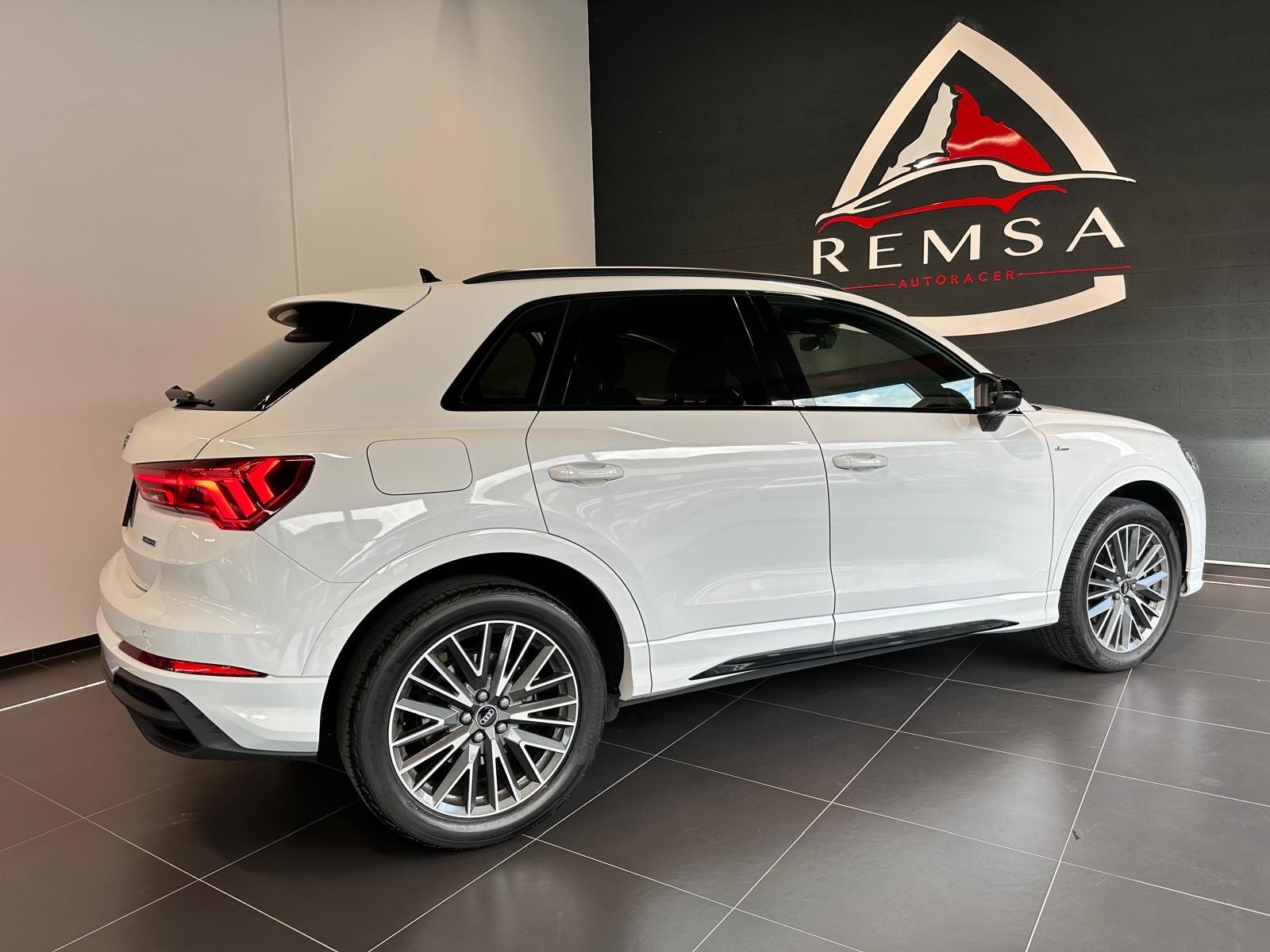 AUDI Q3 40 TFSI S line quattro S-tronic-image-7