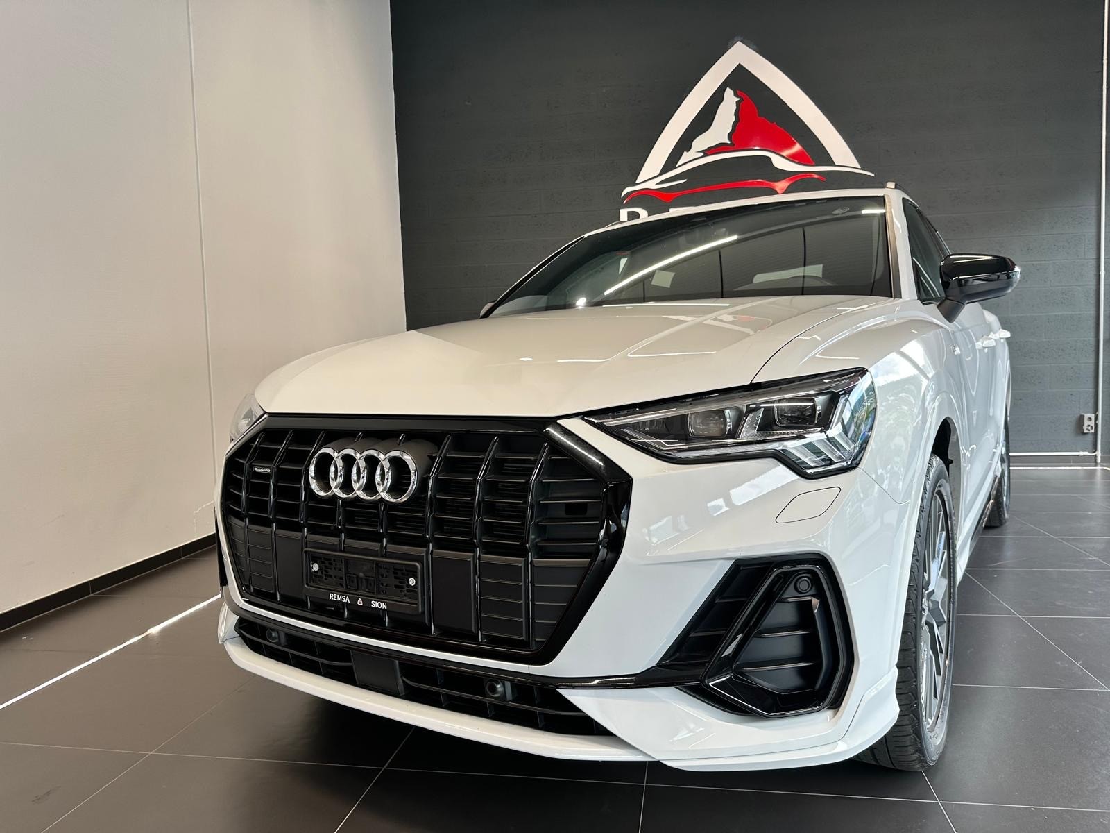 AUDI Q3 40 TFSI S line quattro S-tronic-image-2