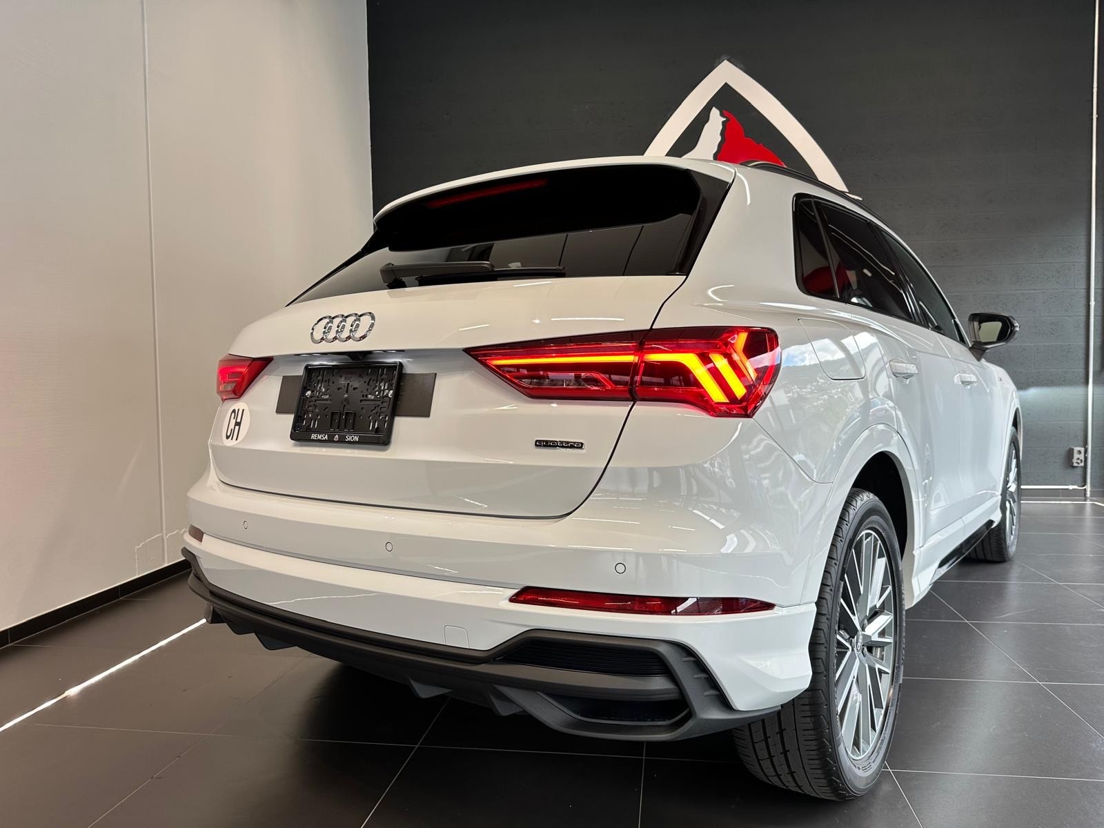 AUDI Q3 40 TFSI S line quattro S-tronic-image-4