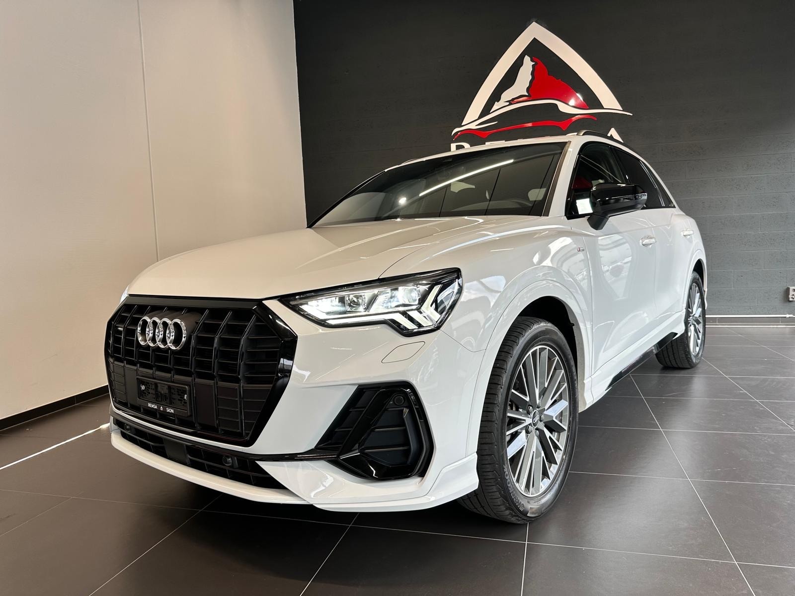 AUDI Q3 40 TFSI S line quattro S-tronic-image-1