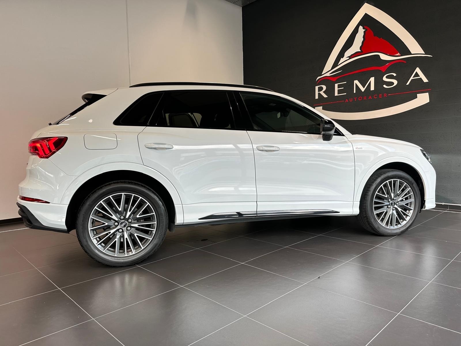 AUDI Q3 40 TFSI S line quattro S-tronic-image-9
