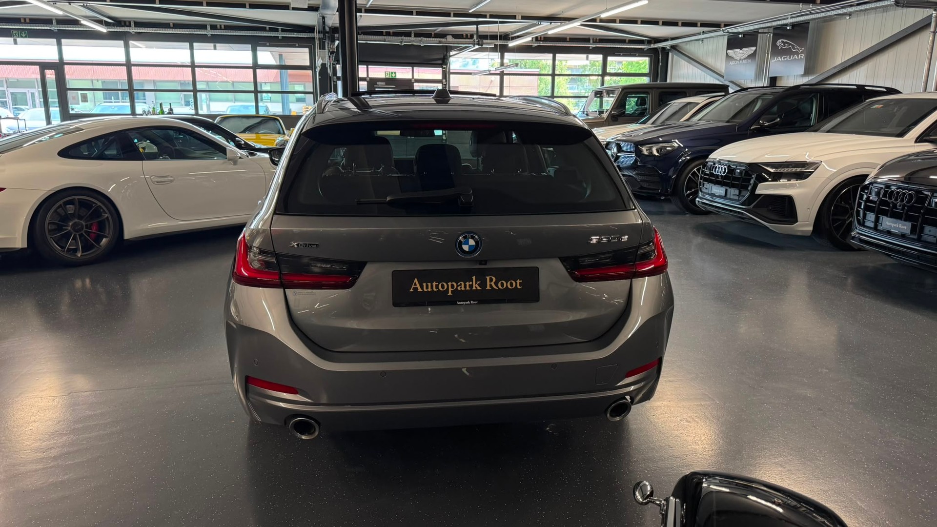 BMW 330e x DriveTouring Steptronic-image-11