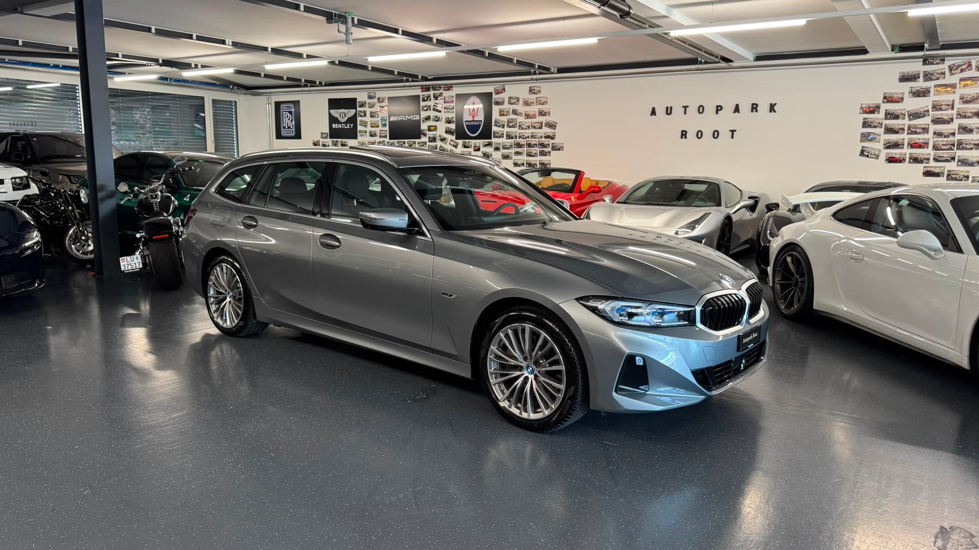 BMW 330e x DriveTouring Steptronic-image-12
