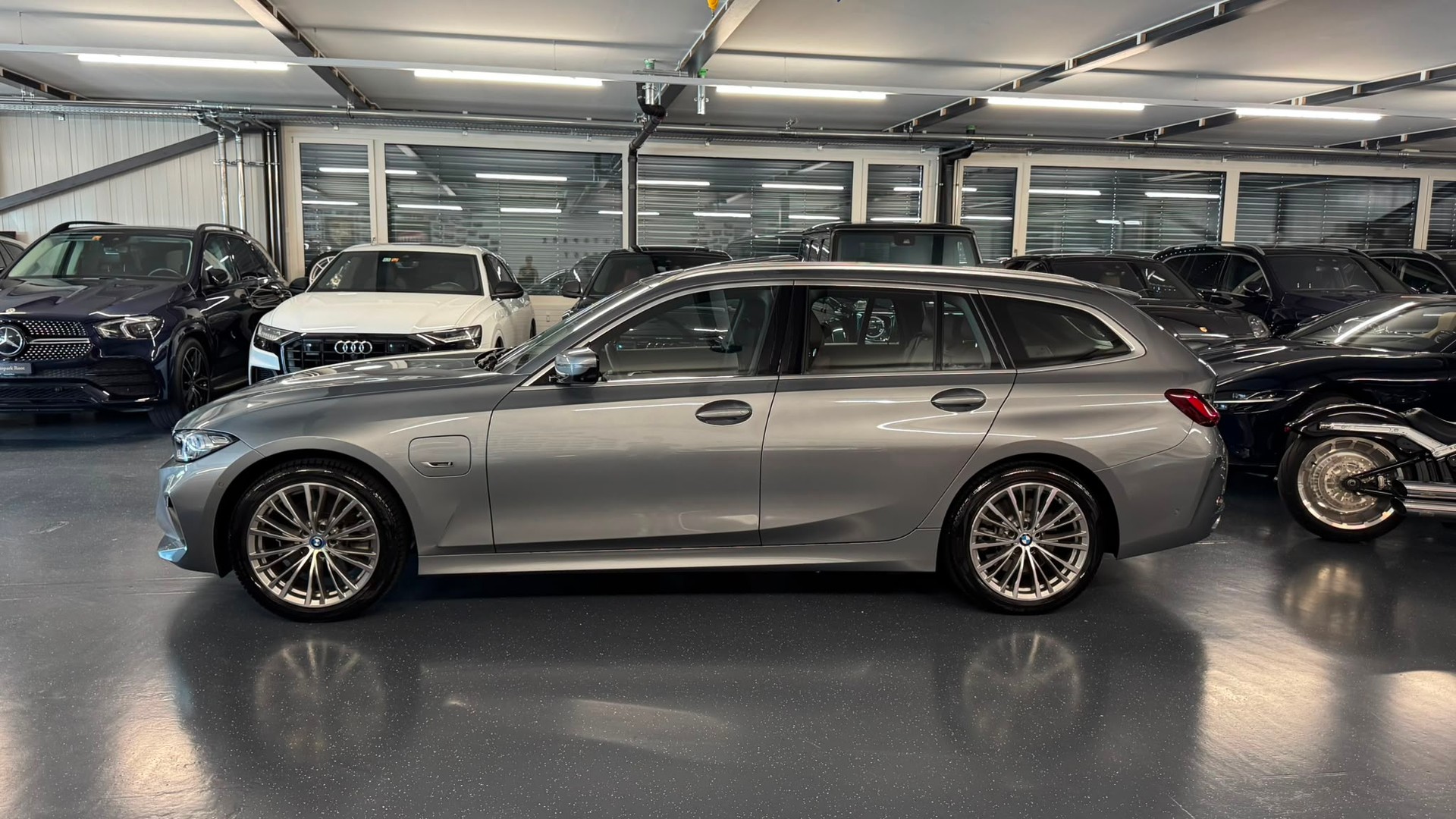 BMW 330e x DriveTouring Steptronic-image-8