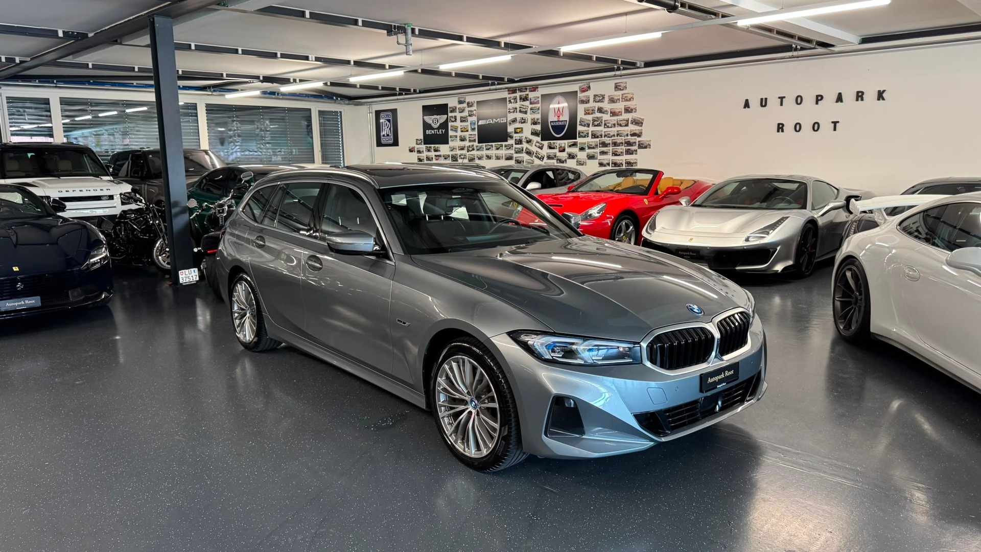 BMW 330e x DriveTouring Steptronic-image-3