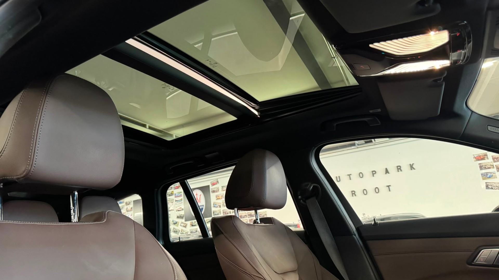 BMW 330e x DriveTouring Steptronic-image-19