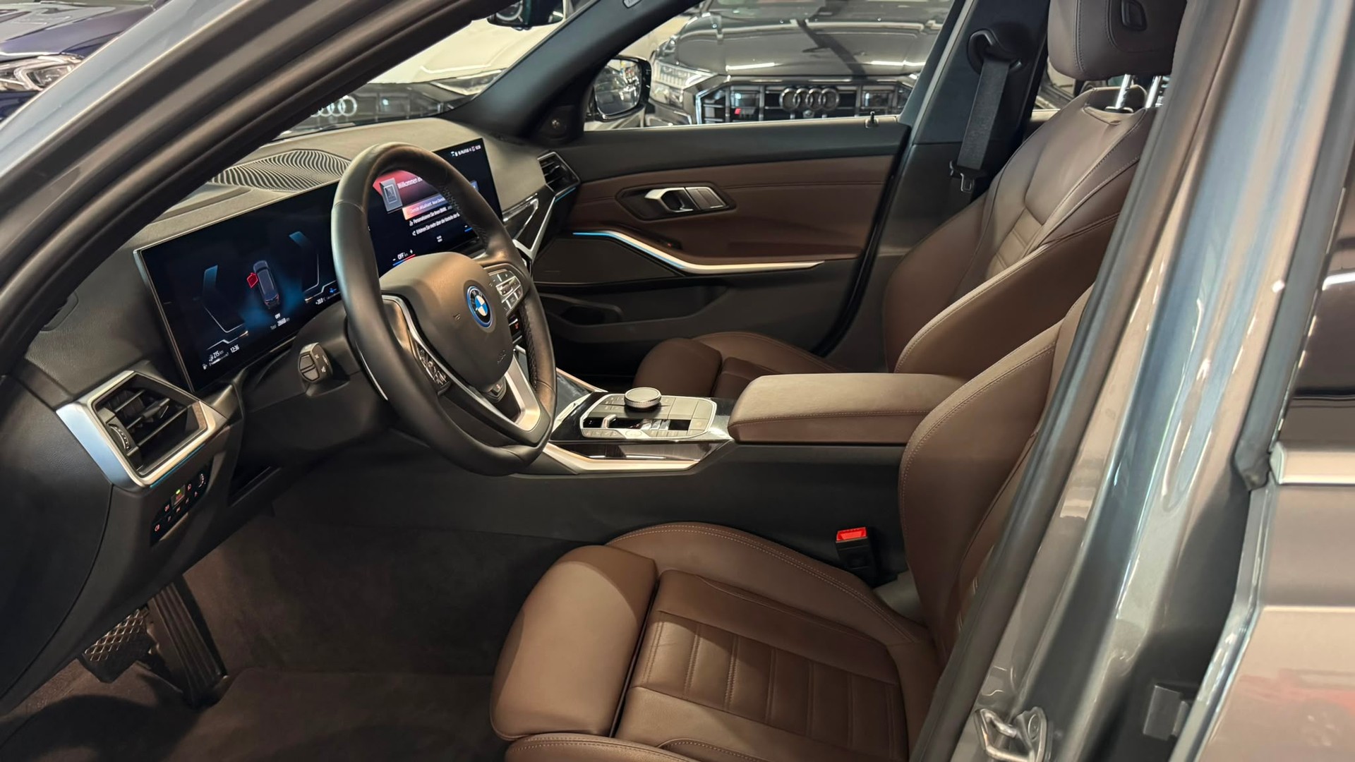 BMW 330e x DriveTouring Steptronic-image-16