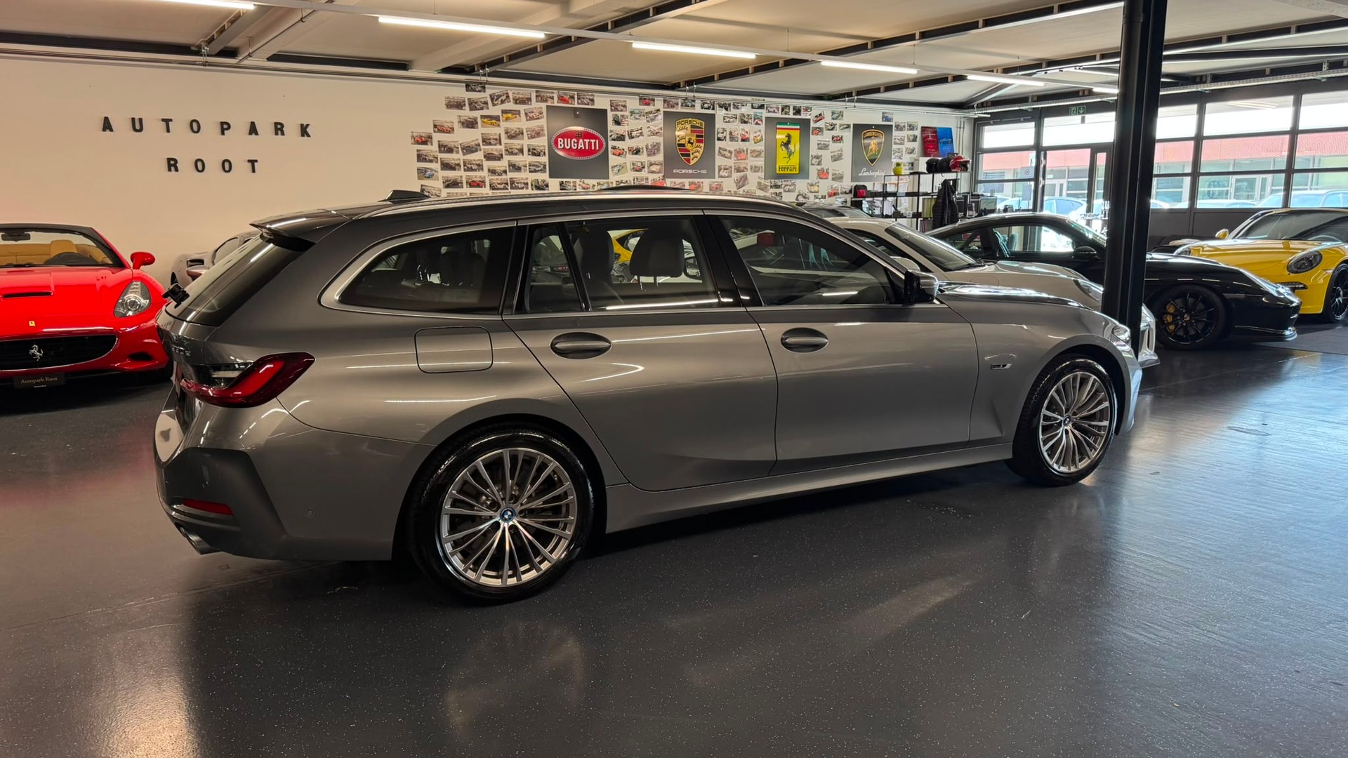 BMW 330e x DriveTouring Steptronic-image-13