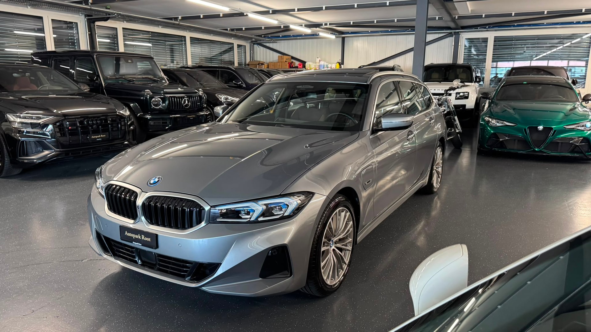 BMW 330e x DriveTouring Steptronic-image-7