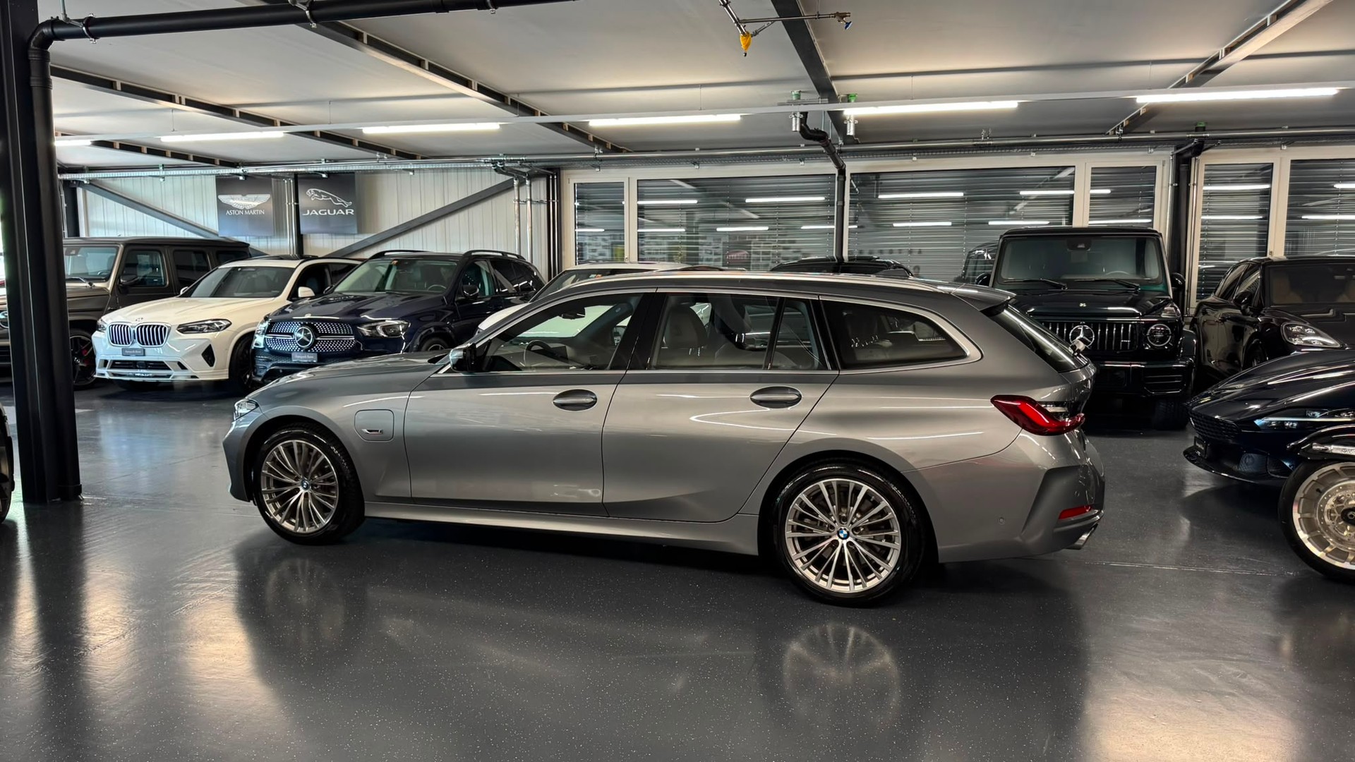 BMW 330e x DriveTouring Steptronic-image-5