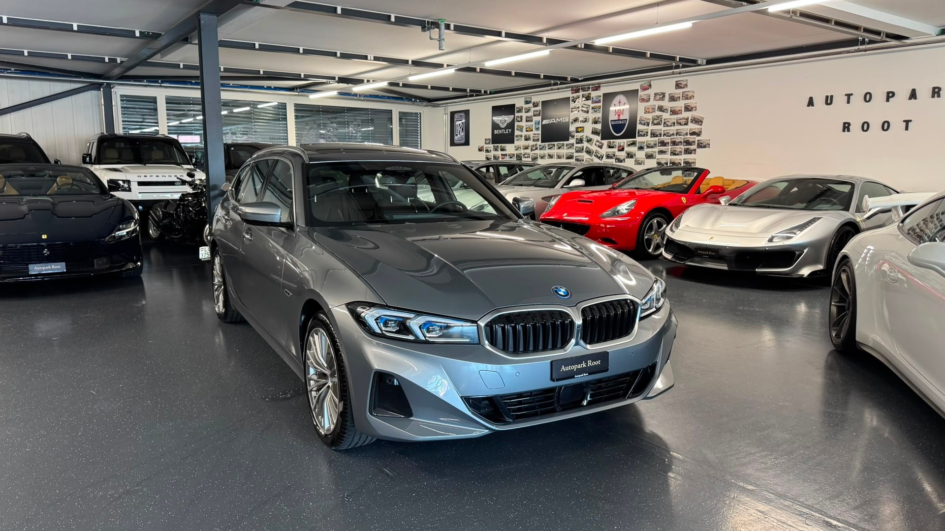 BMW 330e x DriveTouring Steptronic-image-2