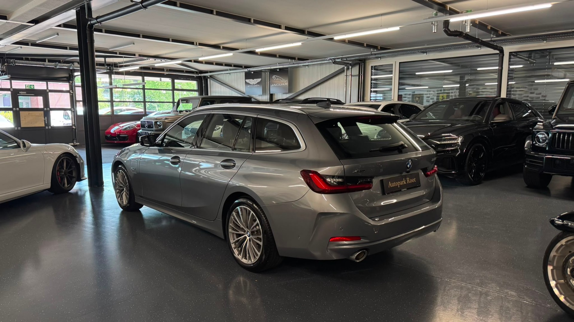 BMW 330e x DriveTouring Steptronic-image-10