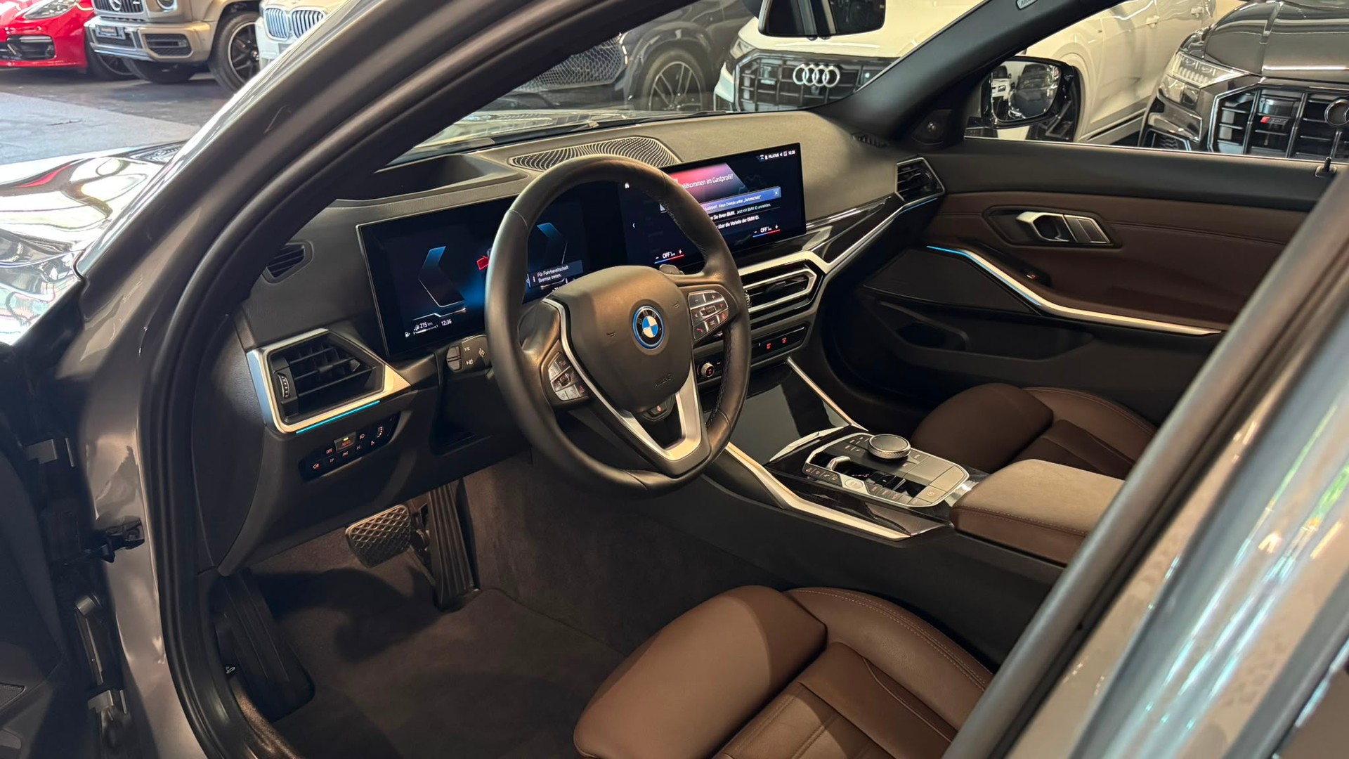 BMW 330e x DriveTouring Steptronic-image-15
