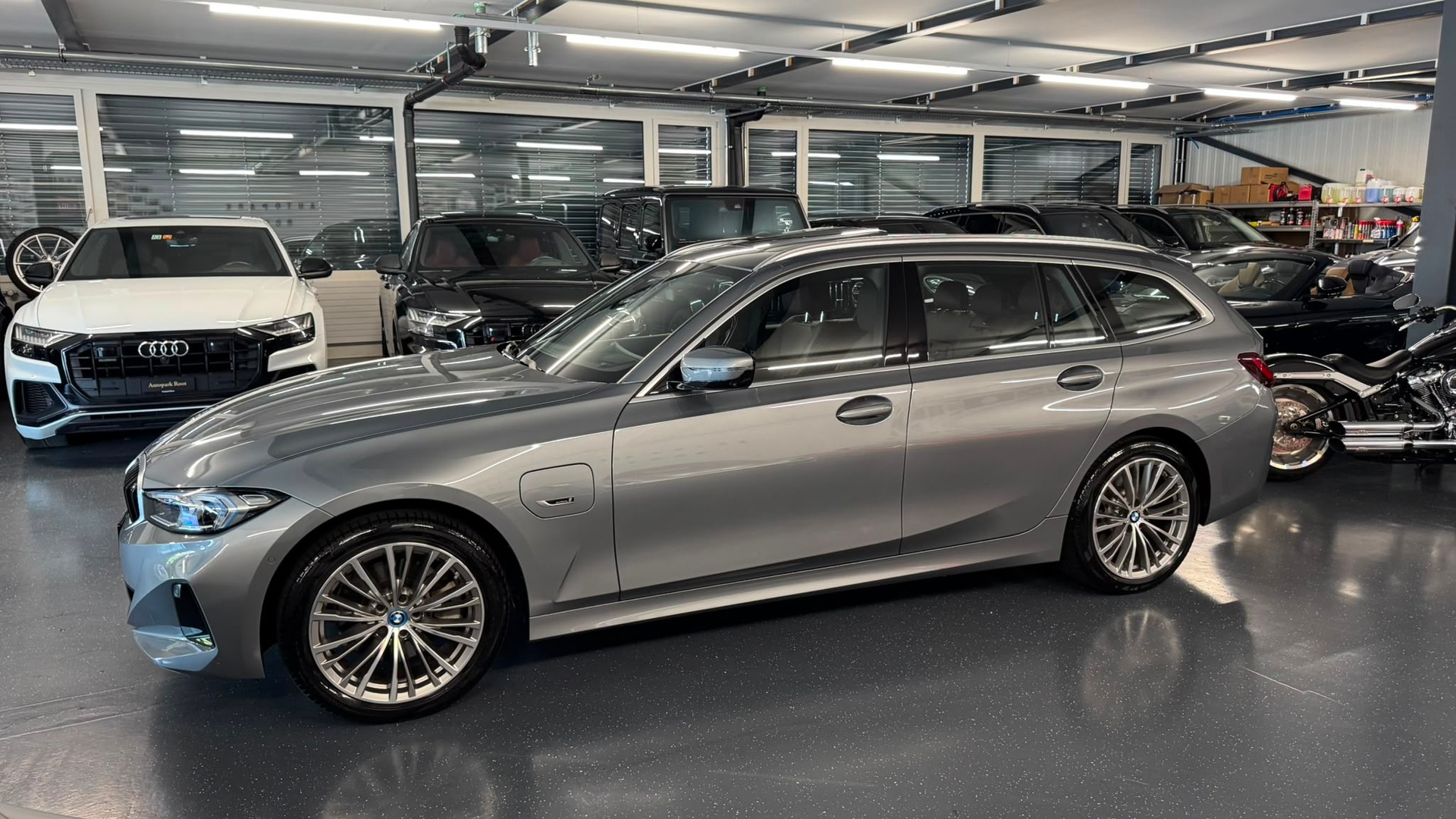 BMW 330e x DriveTouring Steptronic-image-14