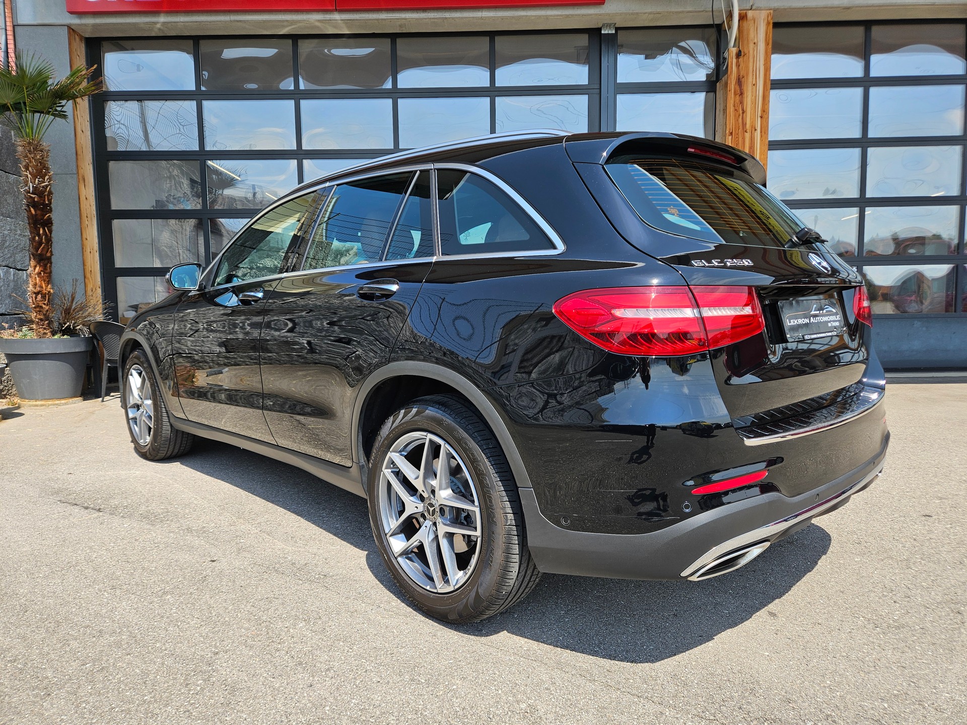 MERCEDES-BENZ GLC 250 AMG Line 4Matic 9G-Tronic-image-4