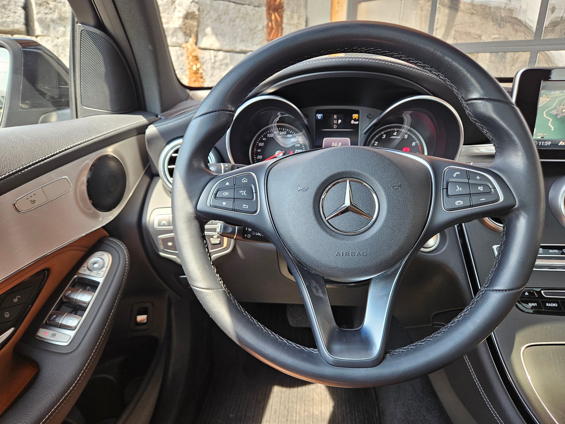 MERCEDES-BENZ GLC 250 AMG Line 4Matic 9G-Tronic-image-11
