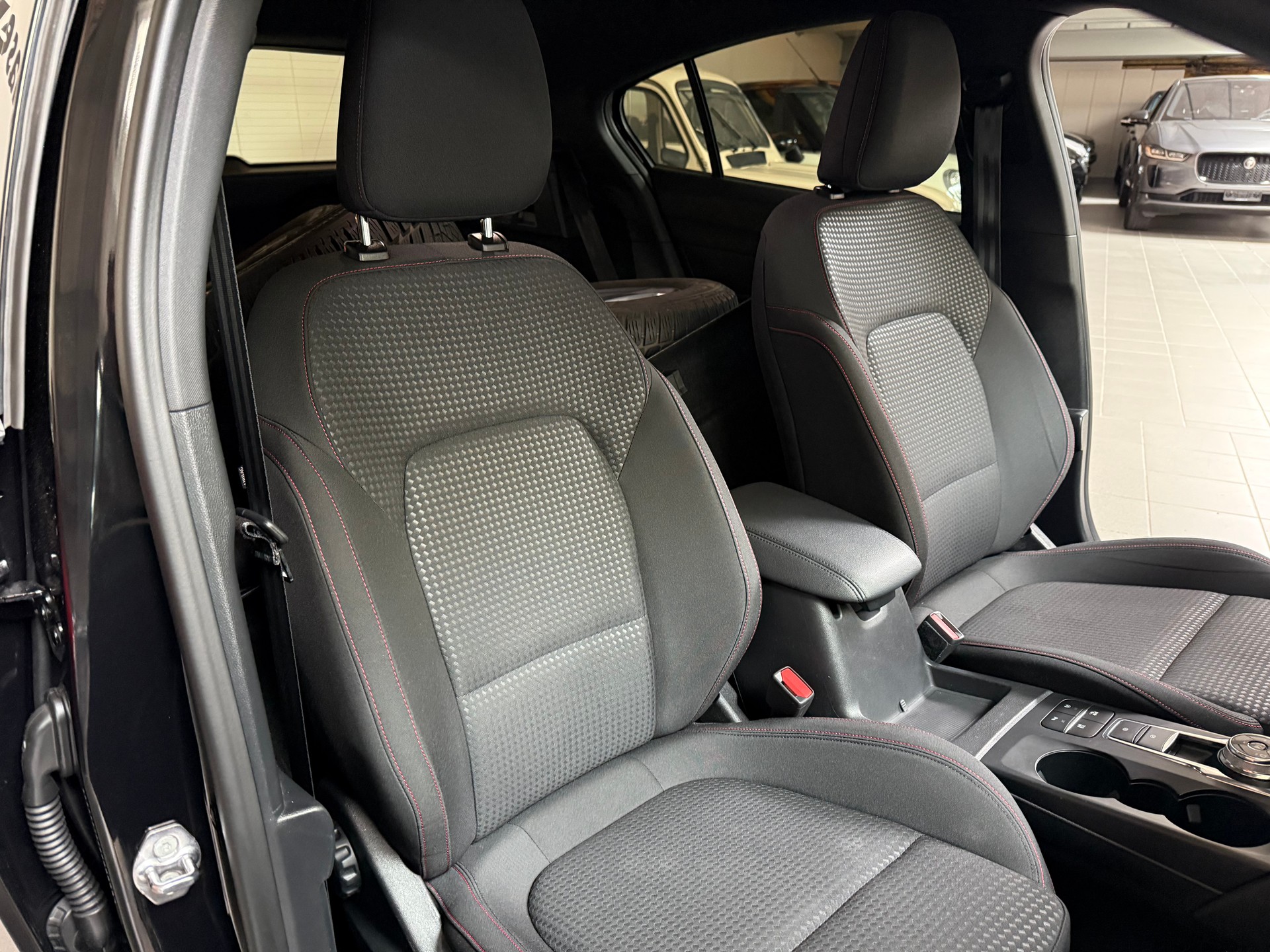 FORD Focus 1.0 SCTi ST Line Automatic-image-18