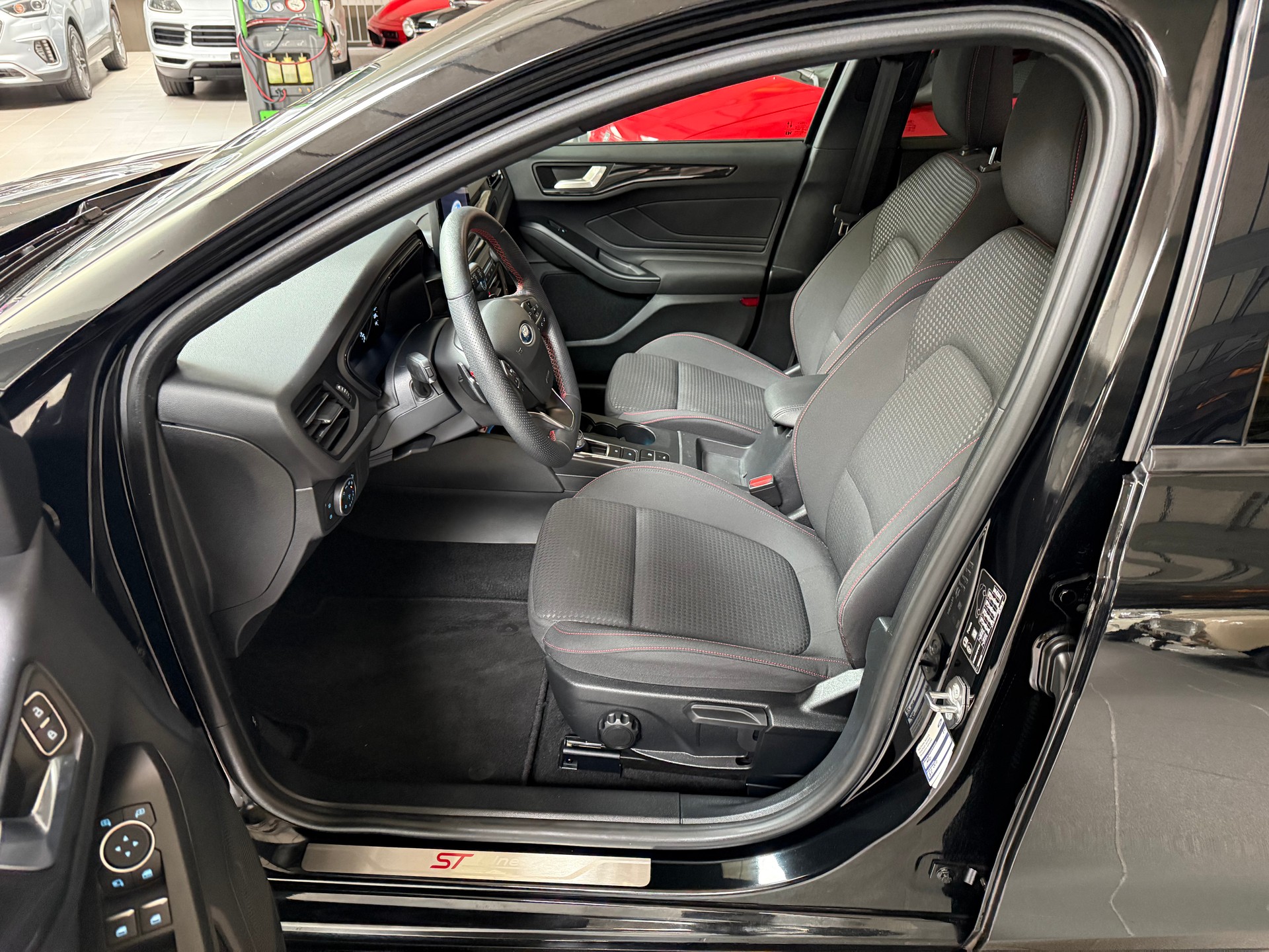 FORD Focus 1.0 SCTi ST Line Automatic-image-12