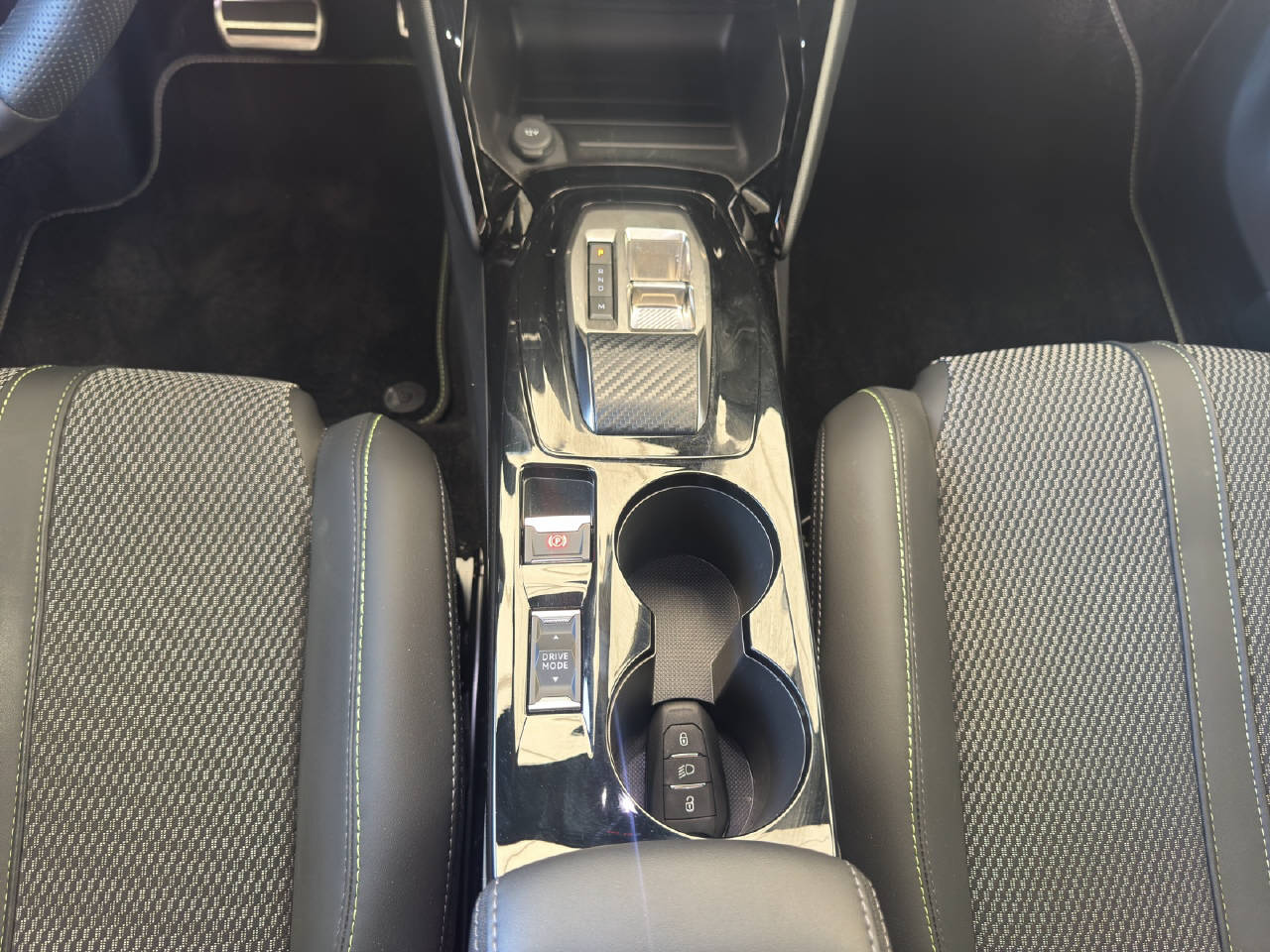 PEUGEOT 2008 1.2 Hybrid 145PS GT *Automat*-image-13