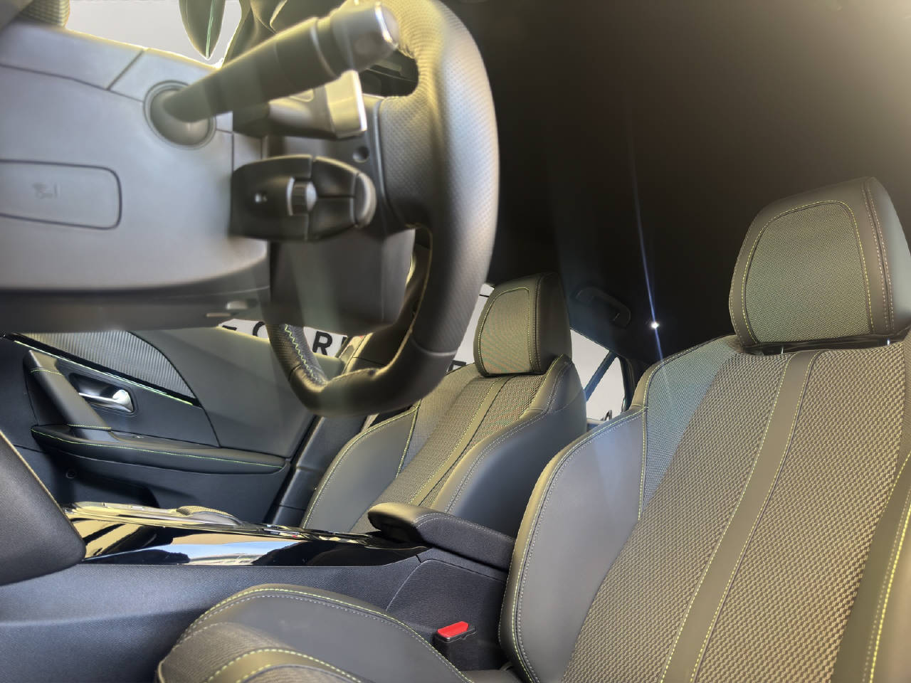 PEUGEOT 2008 1.2 Hybrid 145PS GT *Automat*-image-8