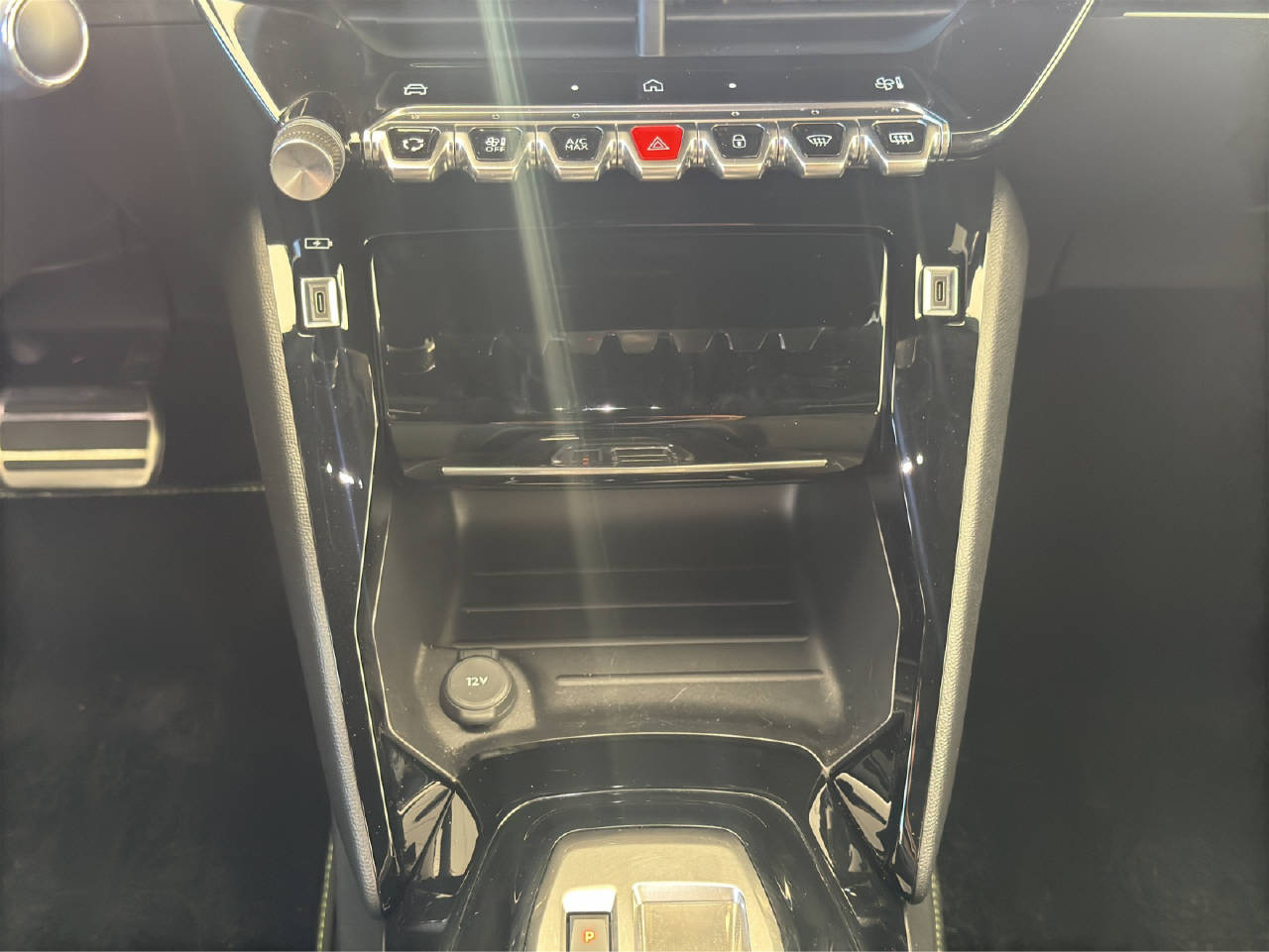 PEUGEOT 2008 1.2 Hybrid 145PS GT *Automat*-image-16