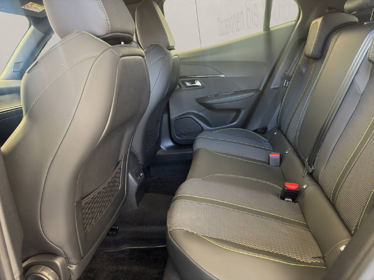 PEUGEOT 2008 1.2 Hybrid 145PS GT *Automat*-image-5