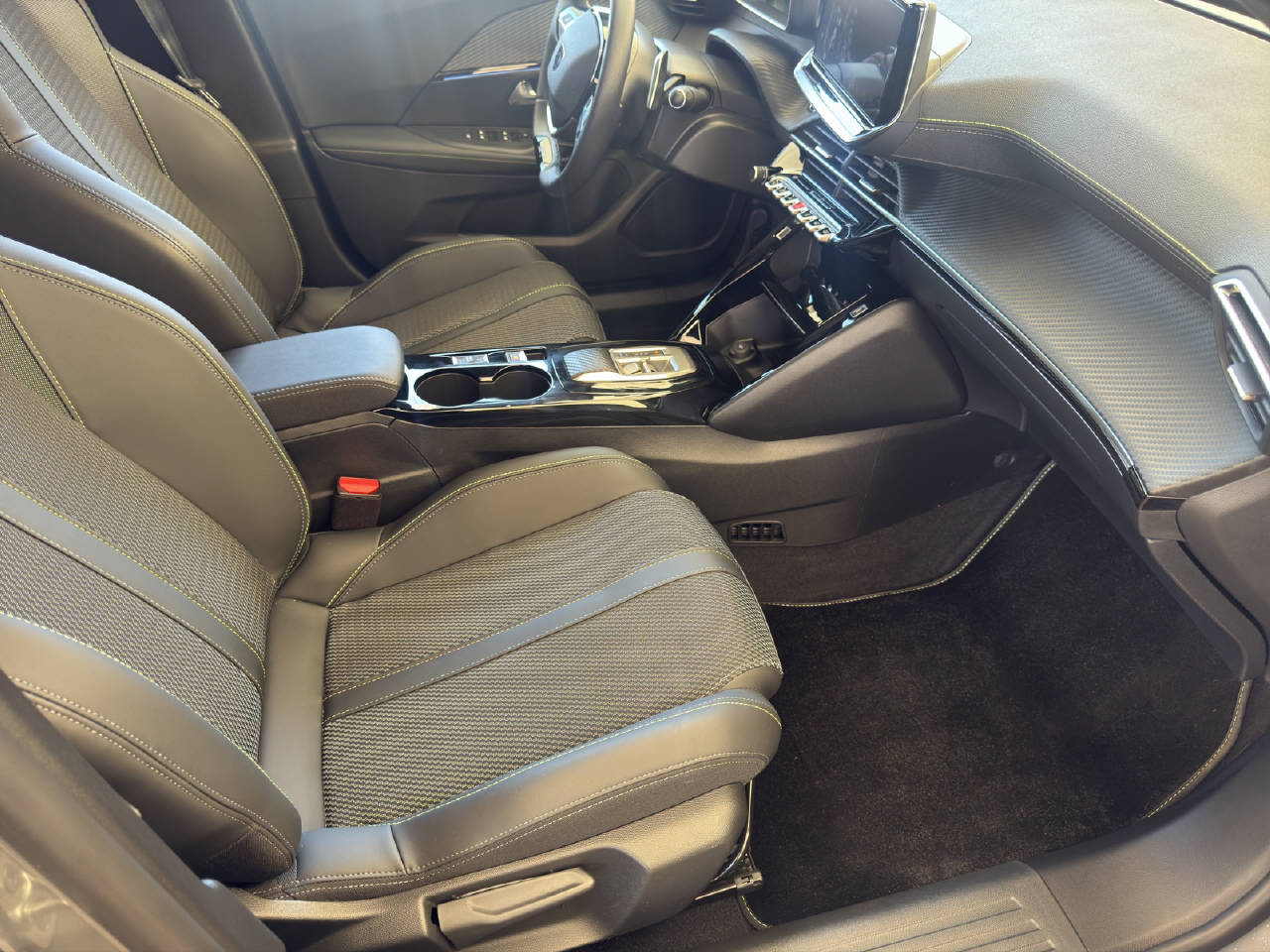PEUGEOT 2008 1.2 Hybrid 145PS GT *Automat*-image-9