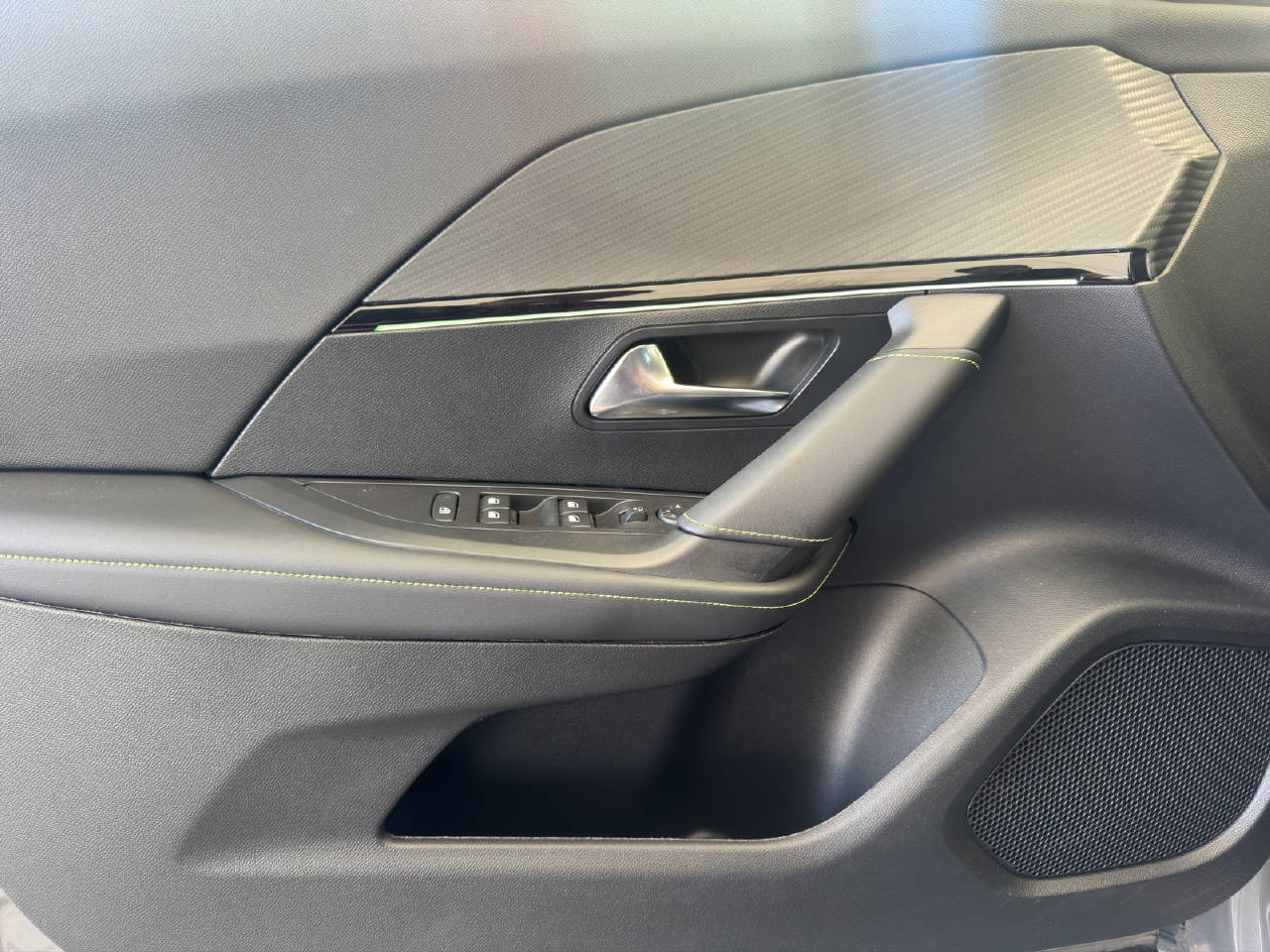 PEUGEOT 2008 1.2 Hybrid 145PS GT *Automat*-image-11