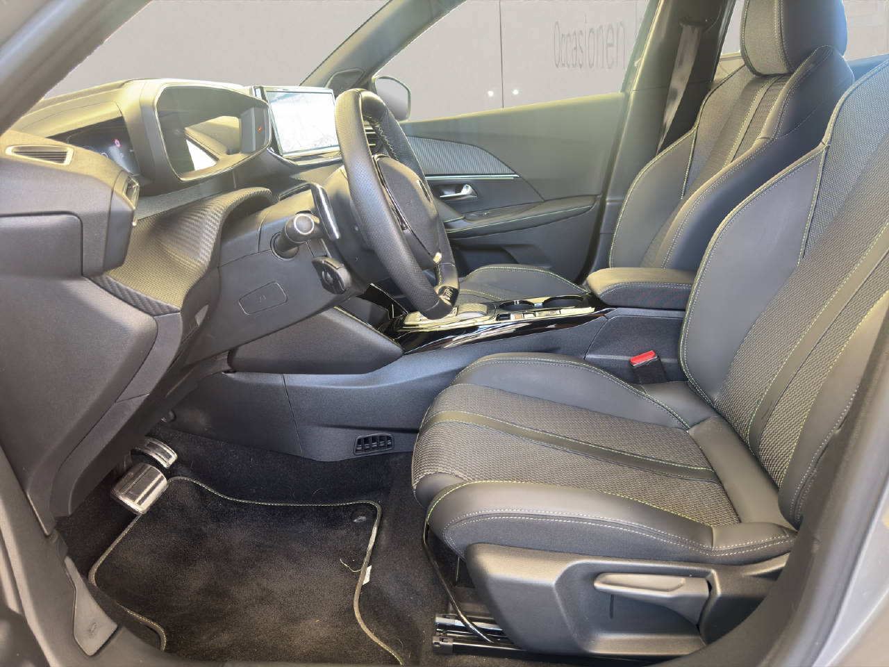 PEUGEOT 2008 1.2 Hybrid 145PS GT *Automat*-image-10
