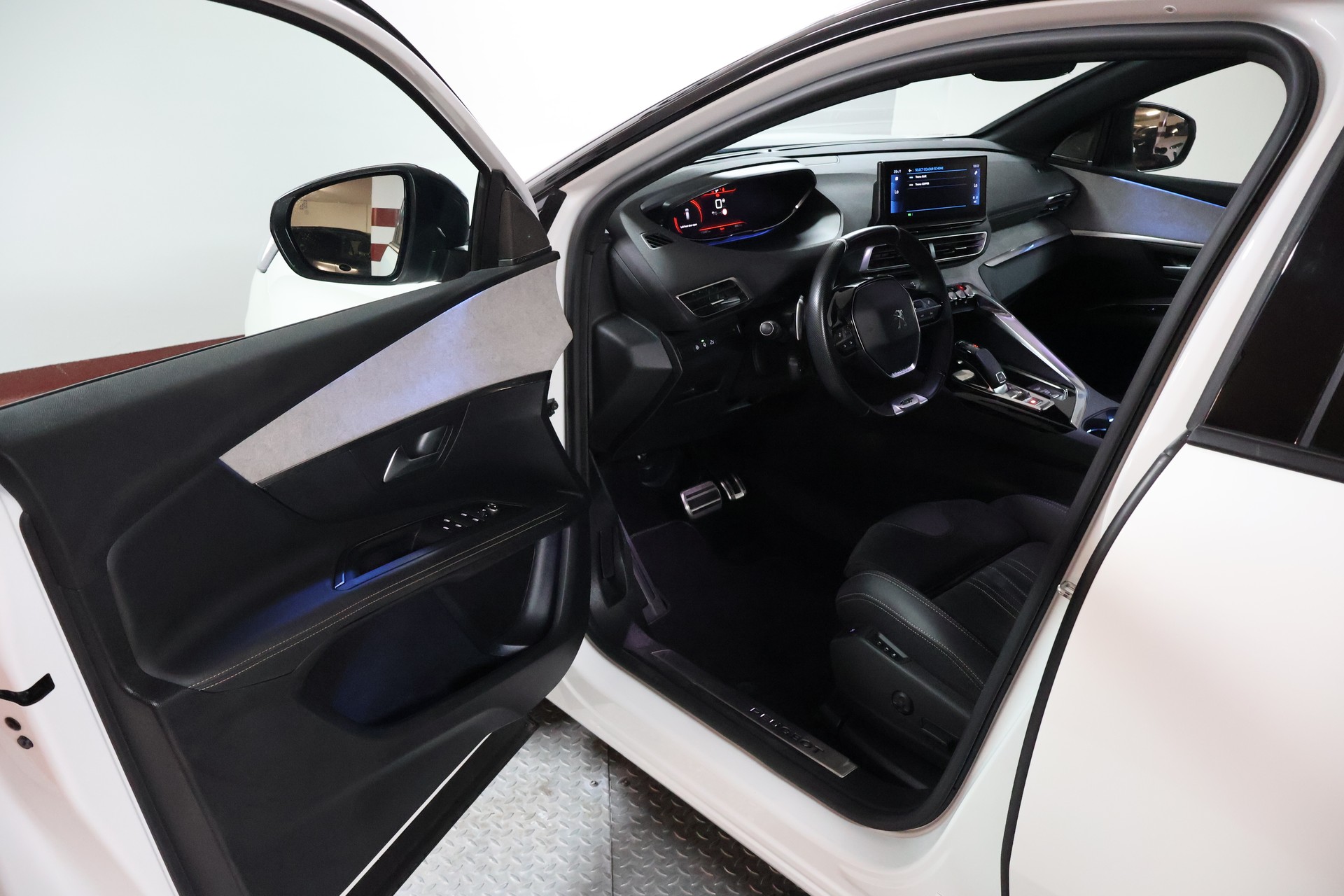 PEUGEOT 3008 1.6 PureTech GT Pack EAT8-image-5