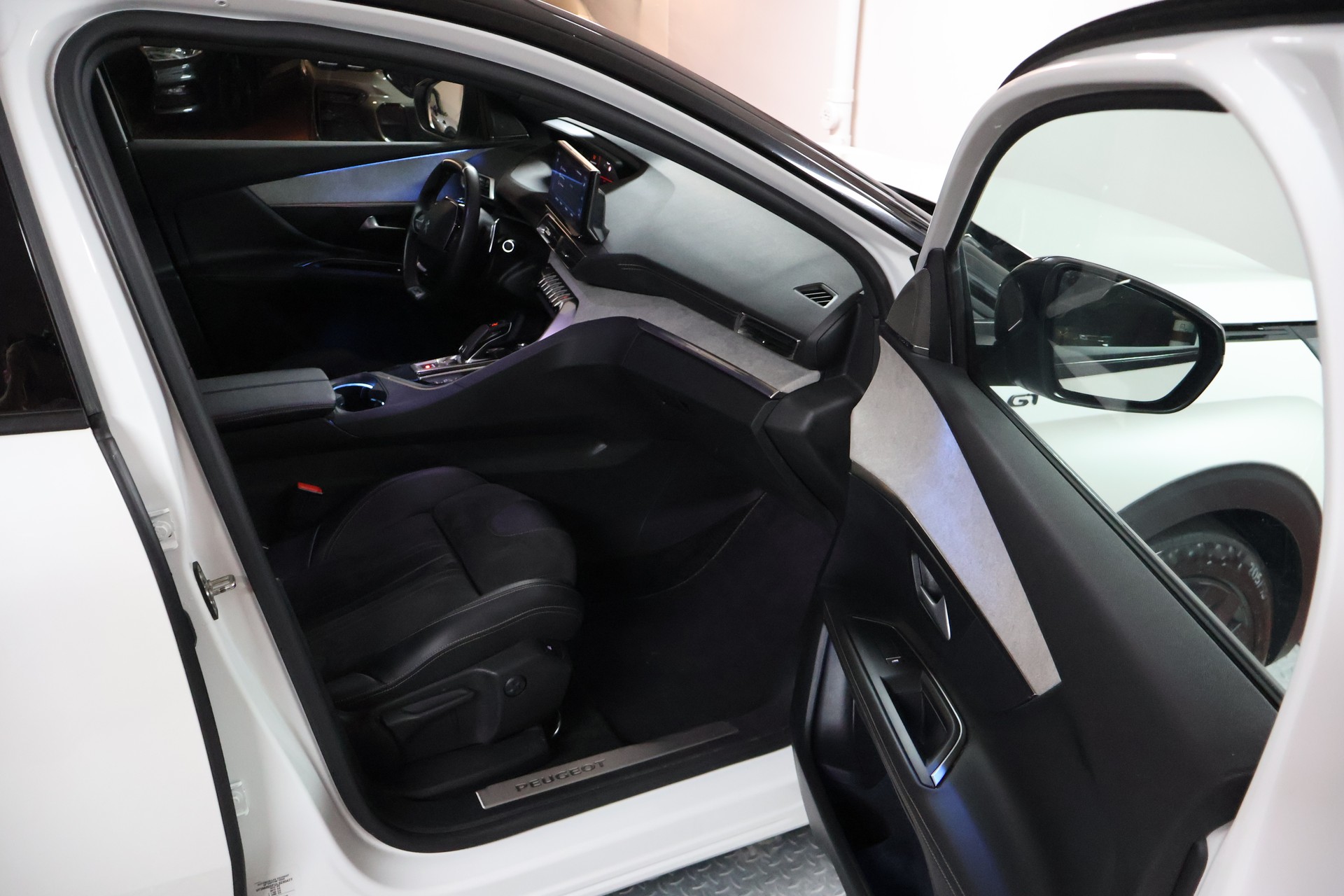 PEUGEOT 3008 1.6 PureTech GT Pack EAT8-image-14