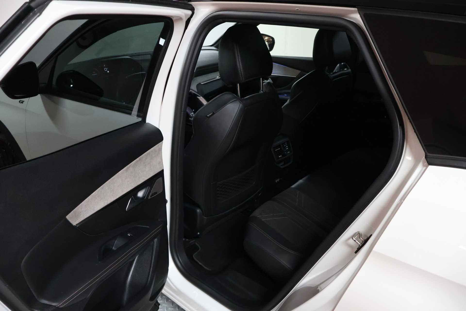 PEUGEOT 3008 1.6 PureTech GT Pack EAT8-image-16