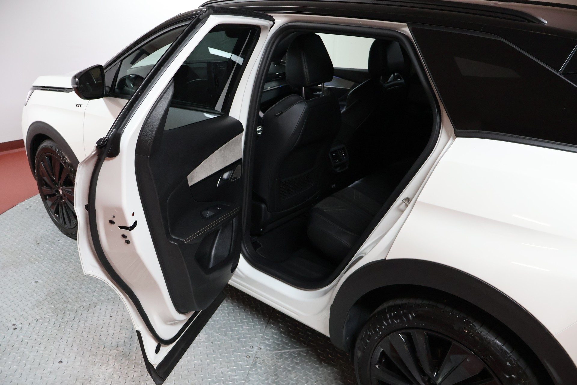 PEUGEOT 3008 1.6 PureTech GT Pack EAT8-image-13
