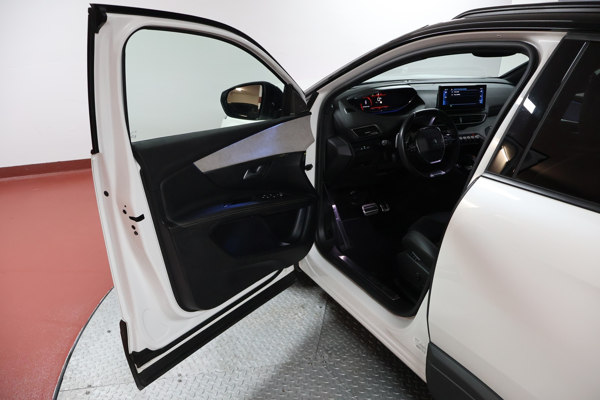 PEUGEOT 3008 1.6 PureTech GT Pack EAT8-image-4